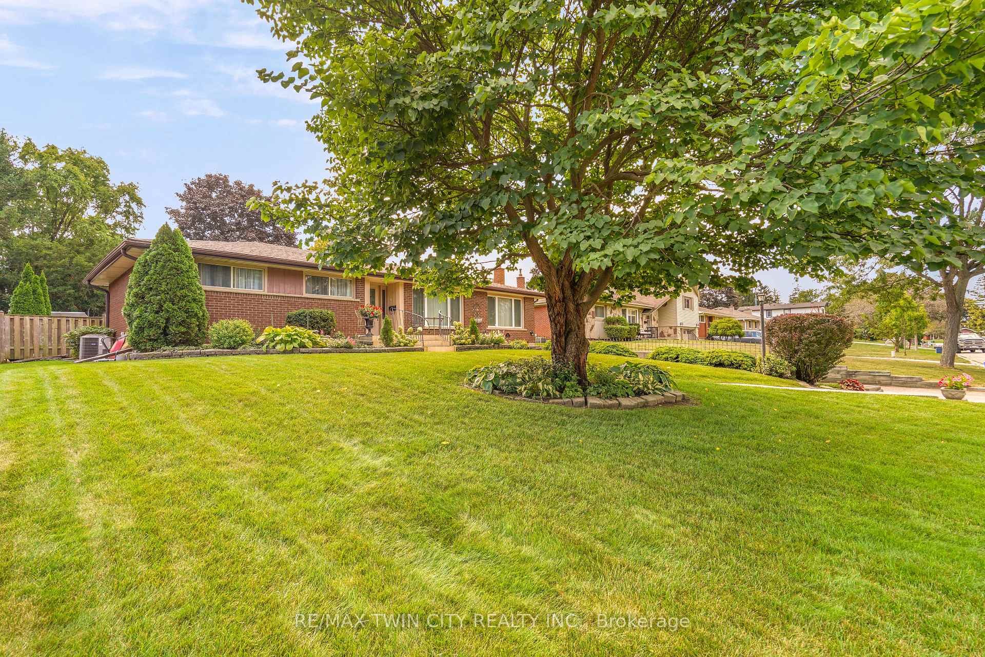 Photo 4 of 25 Brier Crescent, Brantford, Rosedale/Gable Height — HOMEH