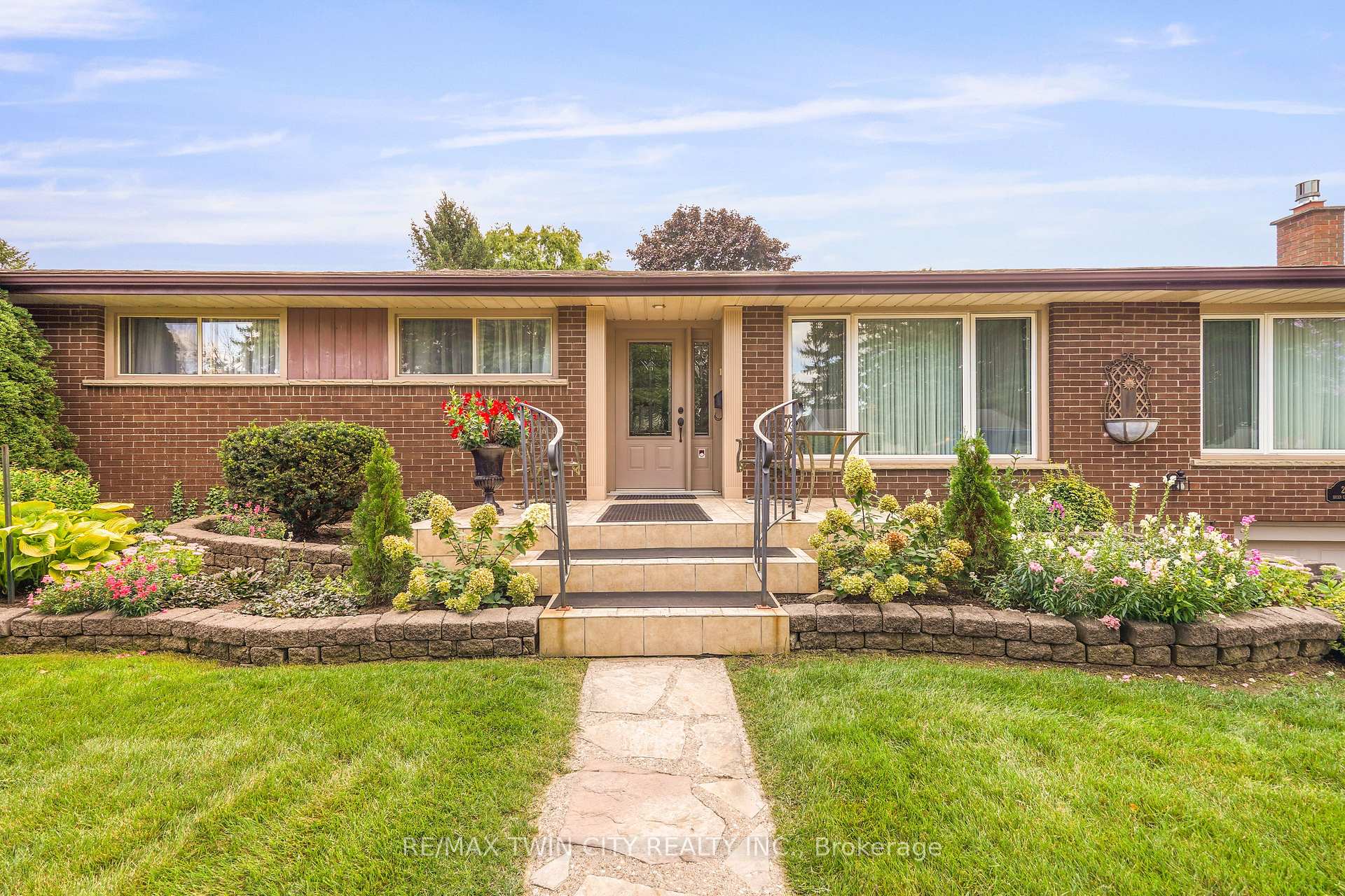 Photo 6 of 25 Brier Crescent, Brantford, Rosedale/Gable Height — HOMEH