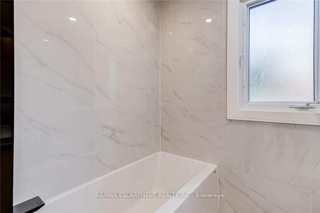 Photo 23 of 63 Hardale Crescent, Hamilton, Huntington — HOMEH