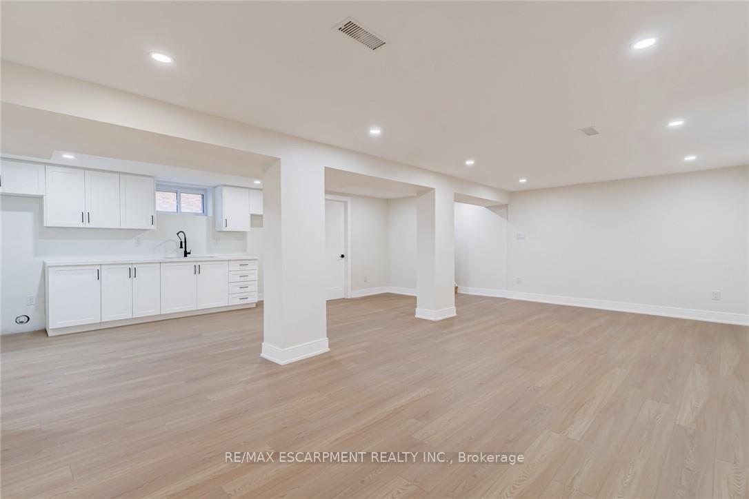 Photo 24 of 63 Hardale Crescent, Hamilton, Huntington — HOMEH