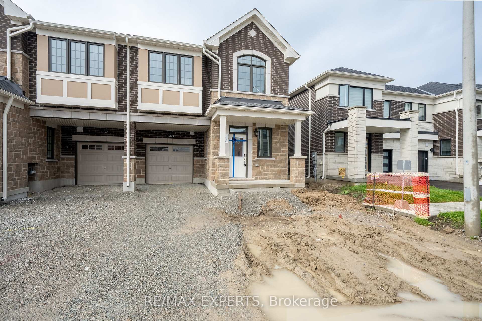 Photo 4 of 121 Vinewood Crescent, Barrie, Rural Barrie Southeast — HOMEH