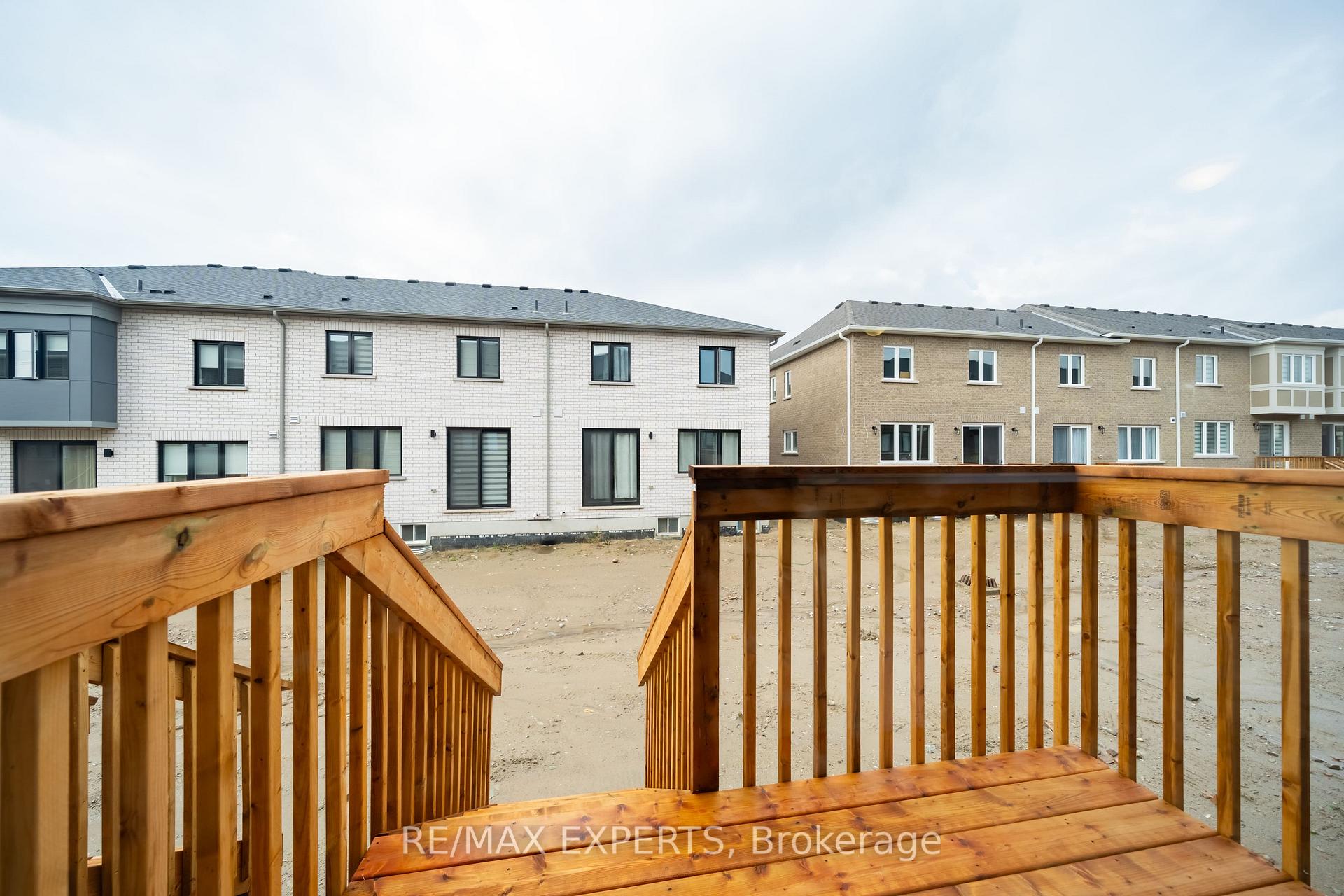 Photo 5 of 121 Vinewood Crescent, Barrie, Rural Barrie Southeast — HOMEH