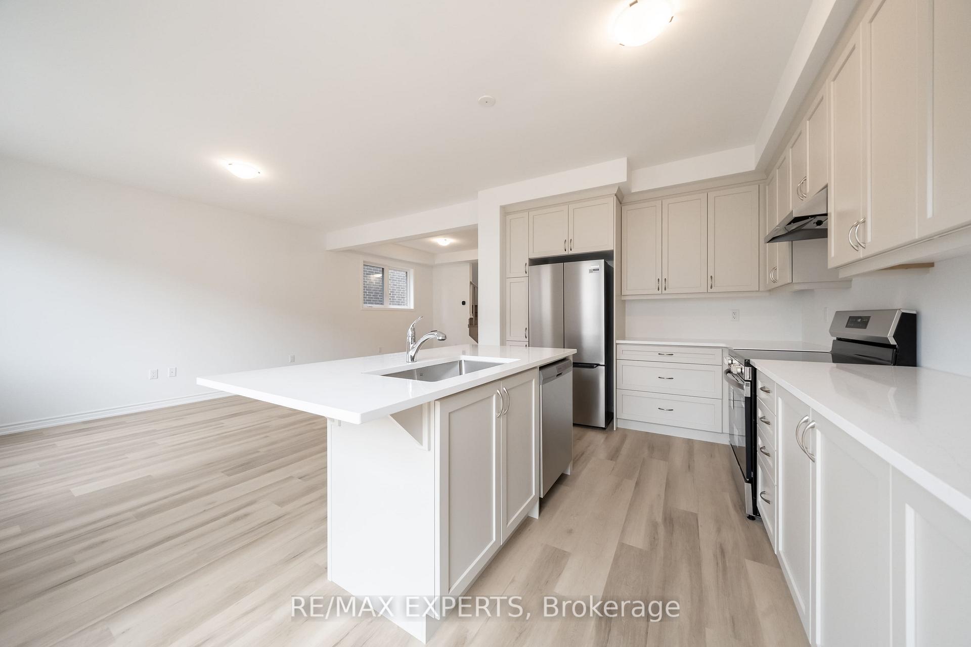 Photo 6 of 121 Vinewood Crescent, Barrie, Rural Barrie Southeast — HOMEH