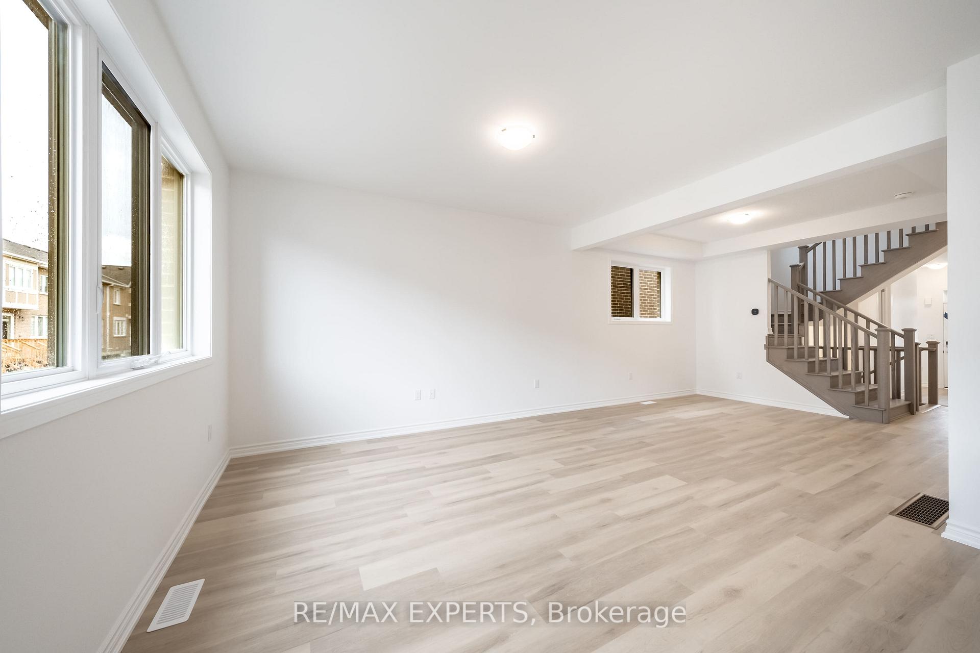 Photo 7 of 121 Vinewood Crescent, Barrie, Rural Barrie Southeast — HOMEH