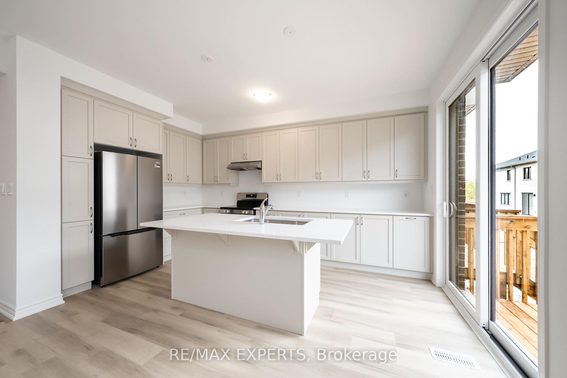 Photo 8 of 121 Vinewood Crescent, Barrie, Rural Barrie Southeast — HOMEH