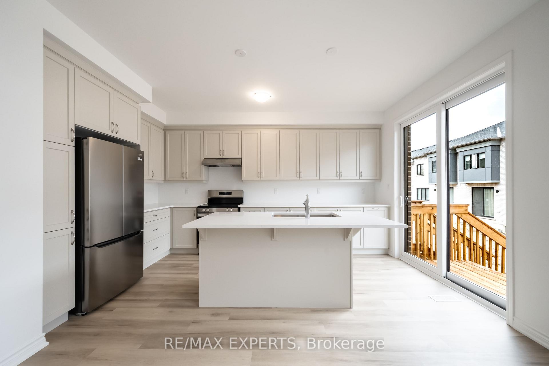Photo 9 of 121 Vinewood Crescent, Barrie, Rural Barrie Southeast — HOMEH