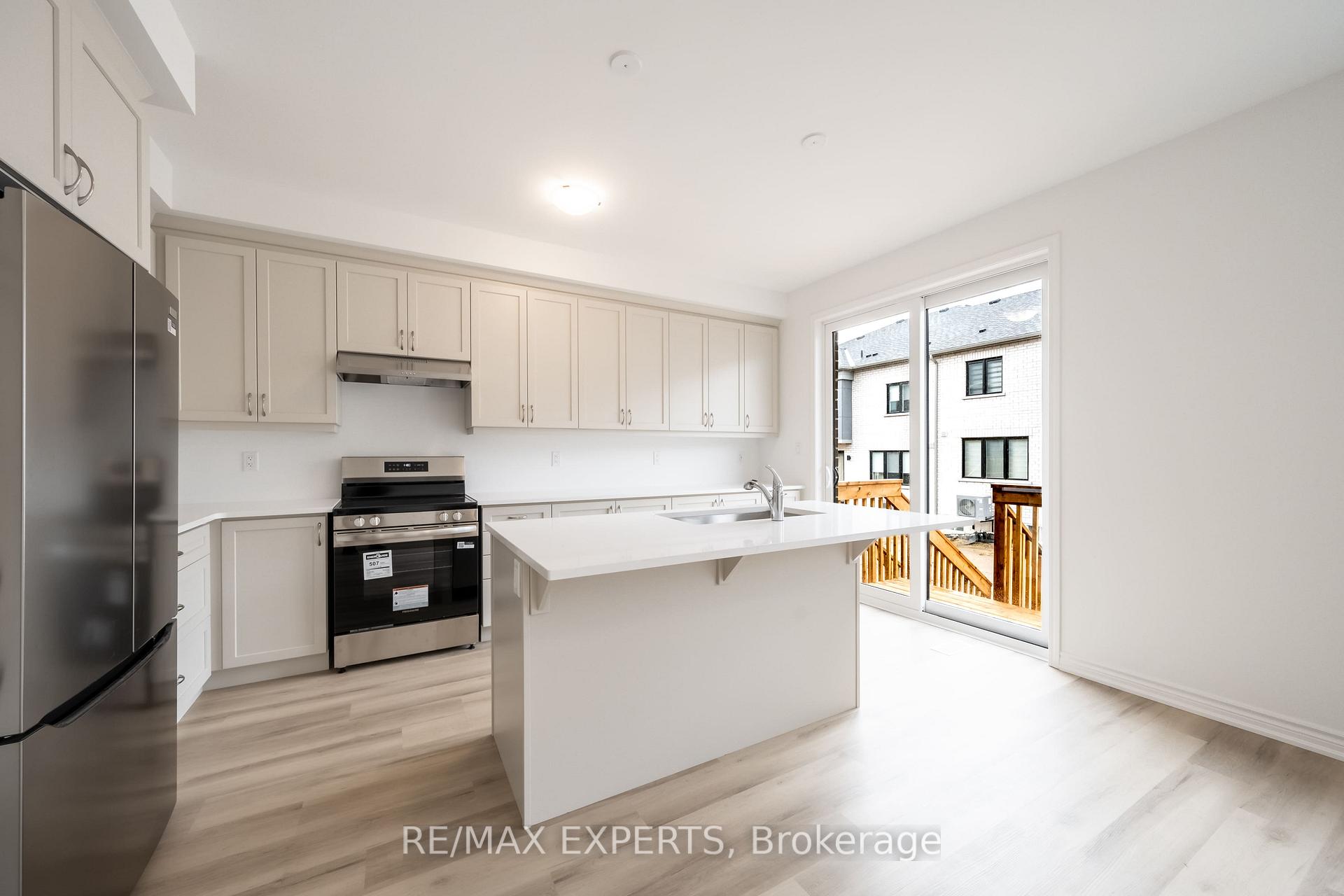 Photo 10 of 121 Vinewood Crescent, Barrie, Rural Barrie Southeast — HOMEH
