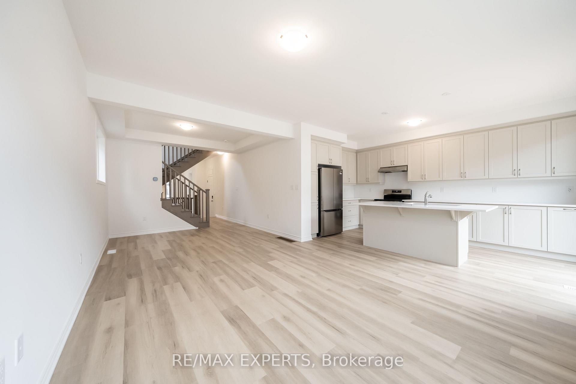 Photo 11 of 121 Vinewood Crescent, Barrie, Rural Barrie Southeast — HOMEH
