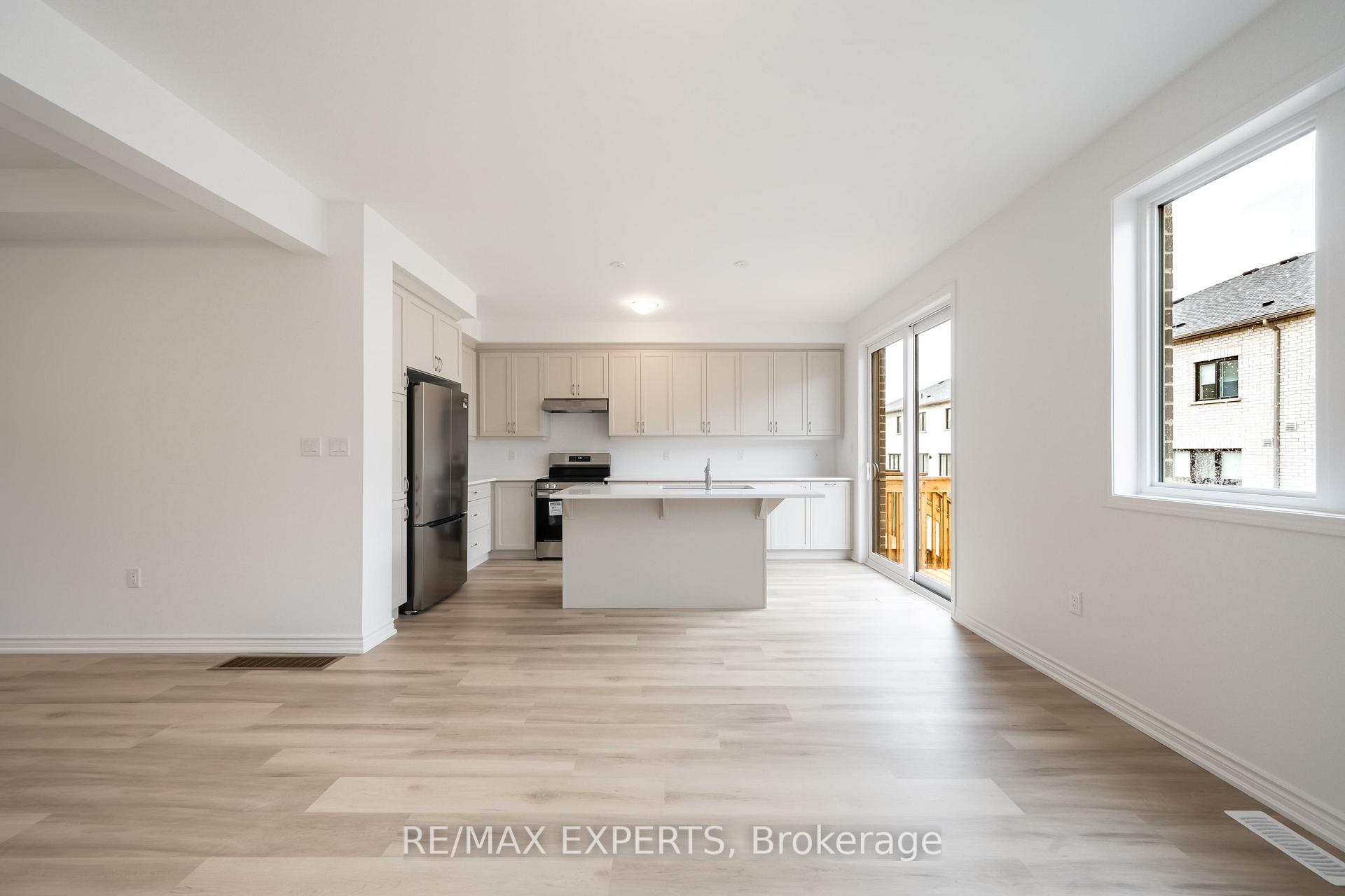 Photo 12 of 121 Vinewood Crescent, Barrie, Rural Barrie Southeast — HOMEH