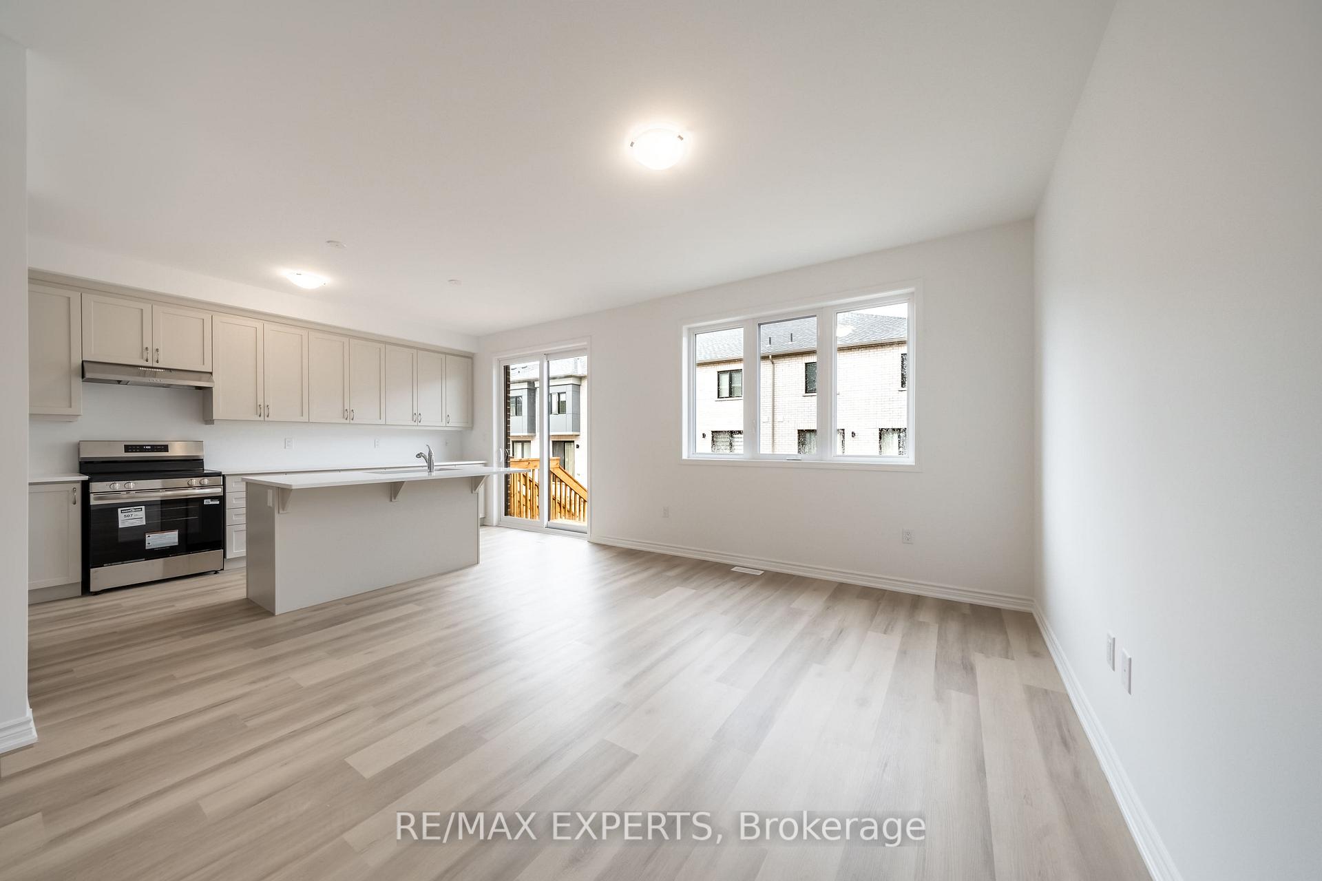 Photo 13 of 121 Vinewood Crescent, Barrie, Rural Barrie Southeast — HOMEH