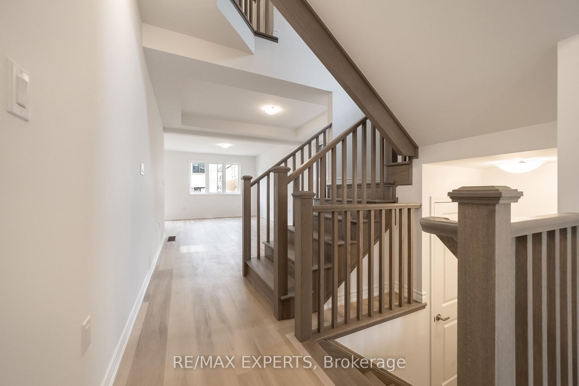 Photo 17 of 121 Vinewood Crescent, Barrie, Rural Barrie Southeast — HOMEH