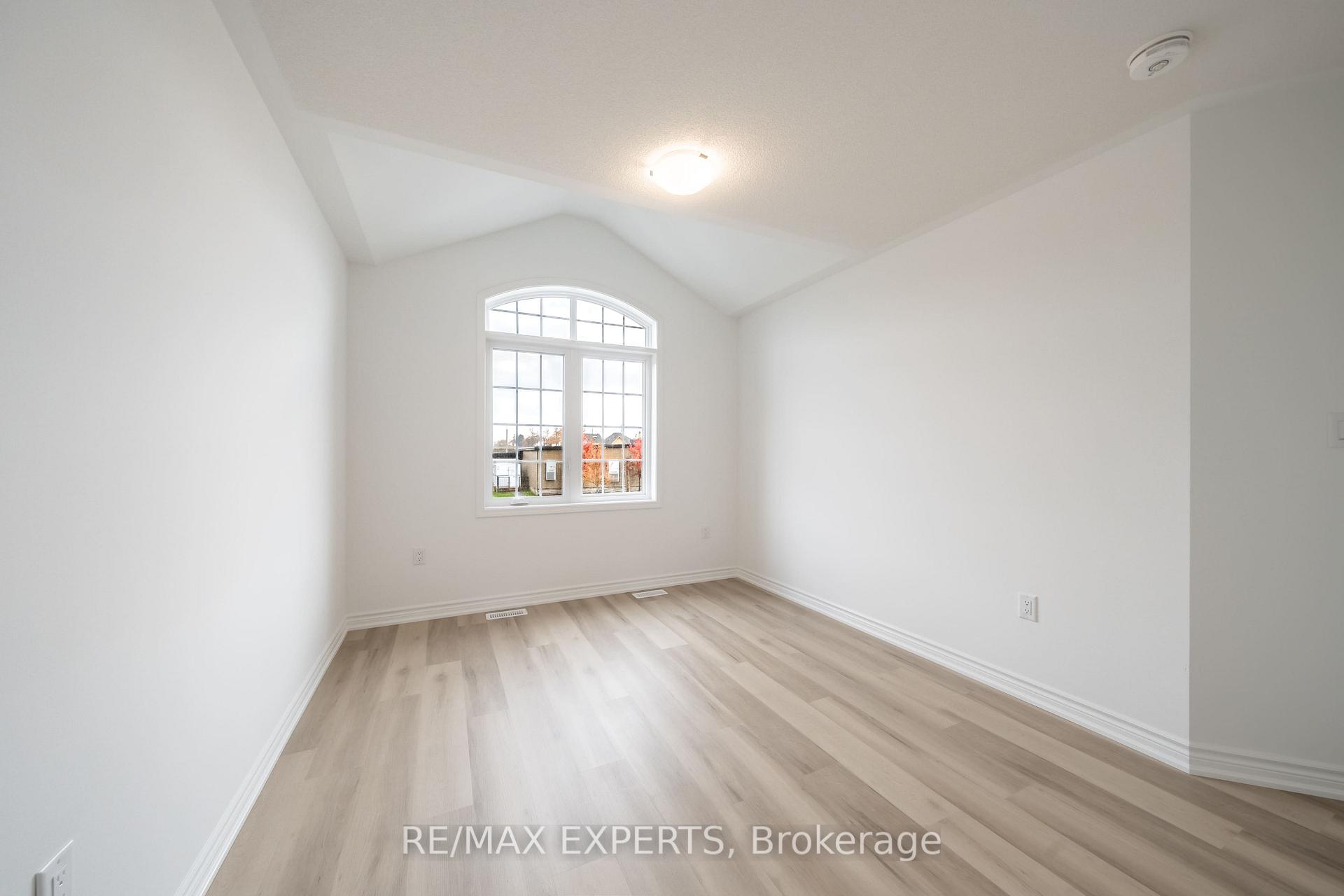 Photo 23 of 121 Vinewood Crescent, Barrie, Rural Barrie Southeast — HOMEH