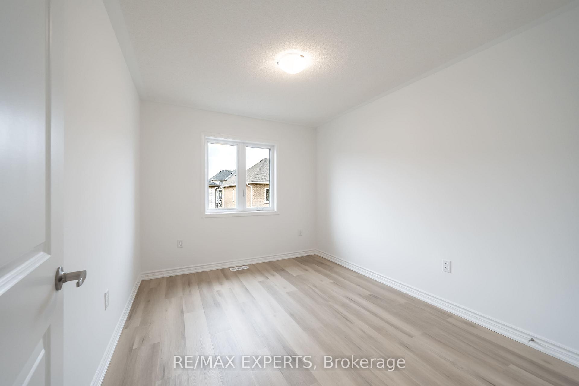 Photo 32 of 121 Vinewood Crescent, Barrie, Rural Barrie Southeast — HOMEH
