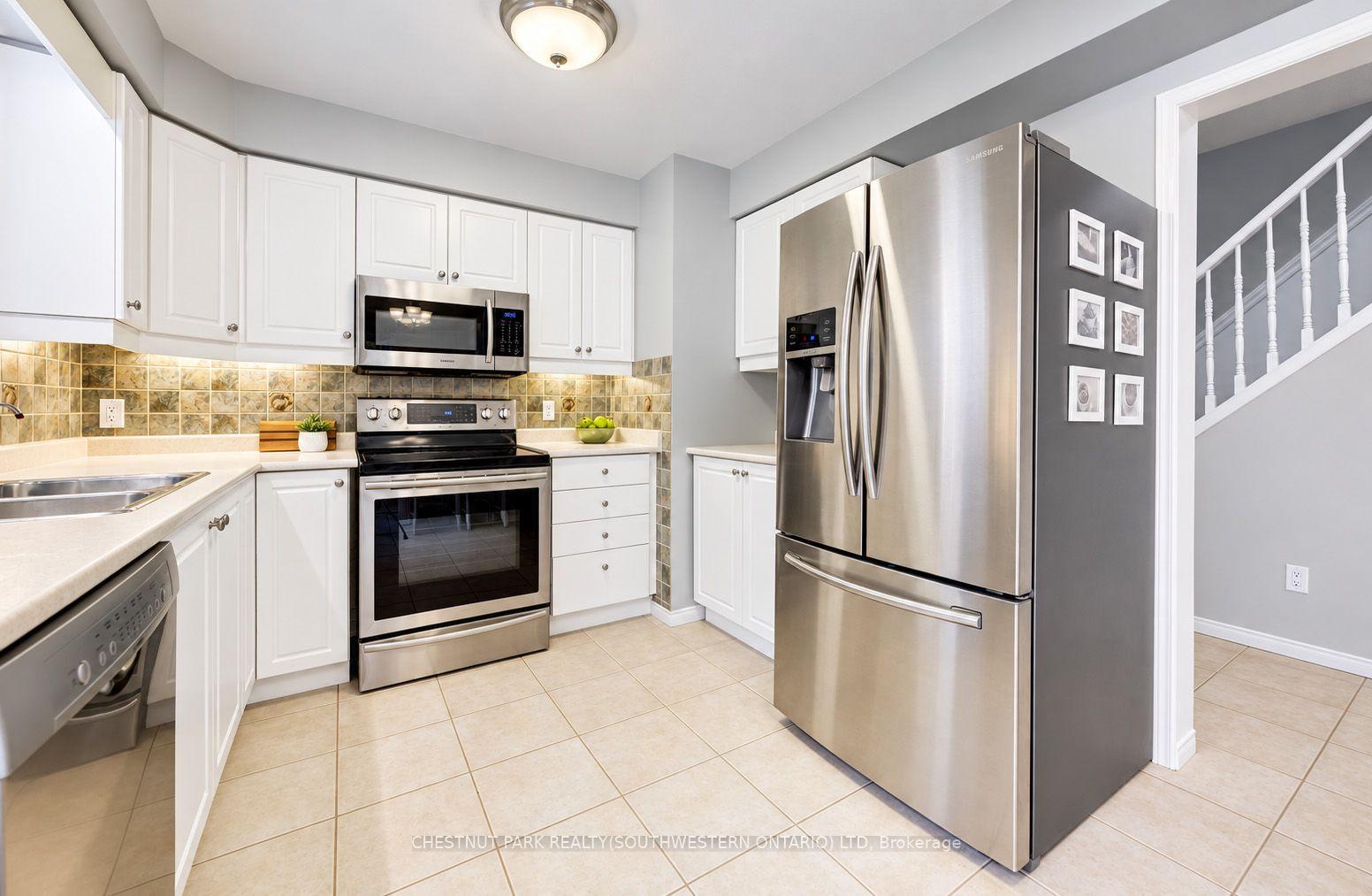 Photo 10 of 24 White Sands Court, Kitchener, Laurentian Hills/Country Hills W — HOMEH