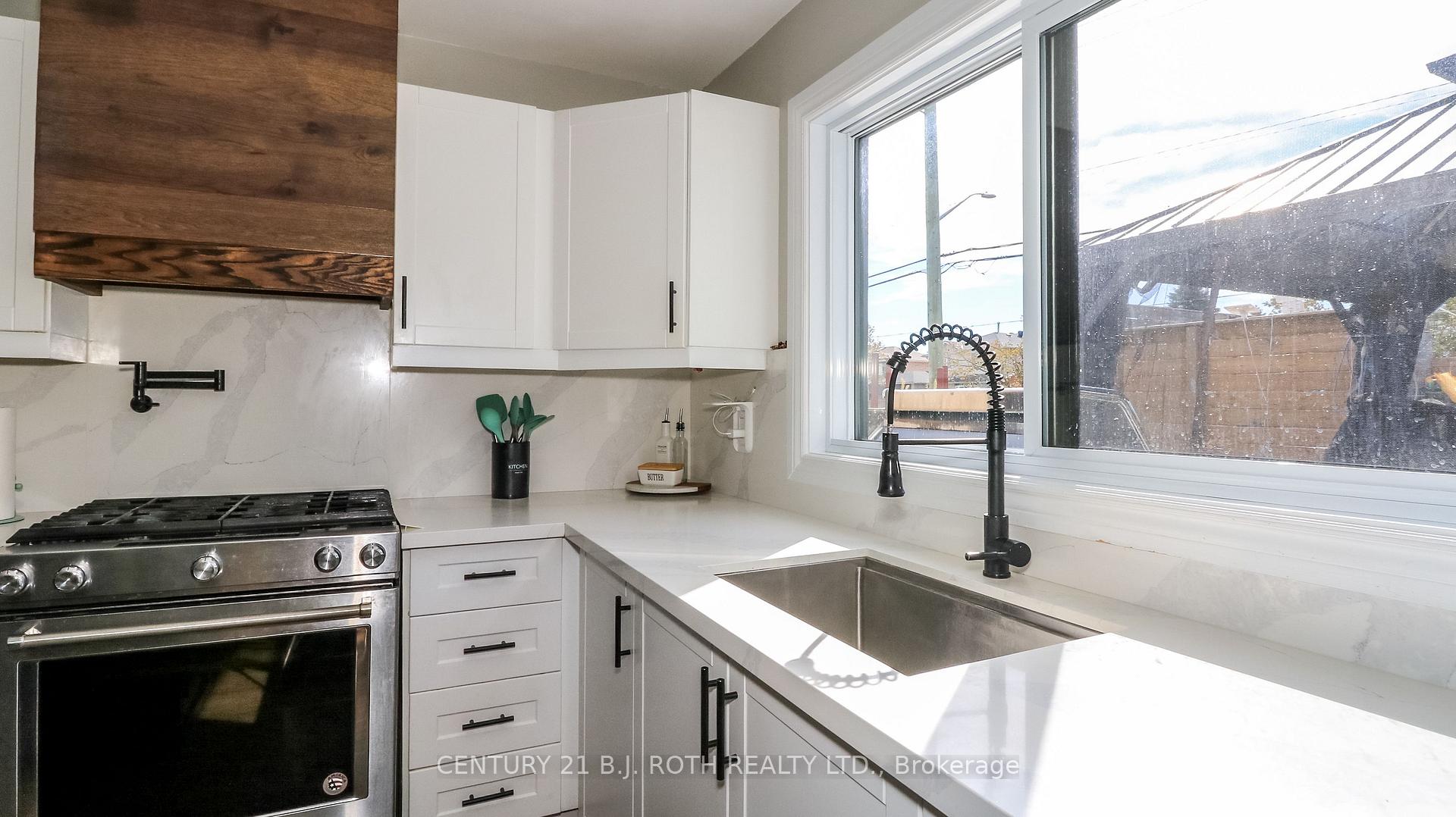 Photo 11 of 61 Barwick Drive W, Barrie, West Bayfield — HOMEH
