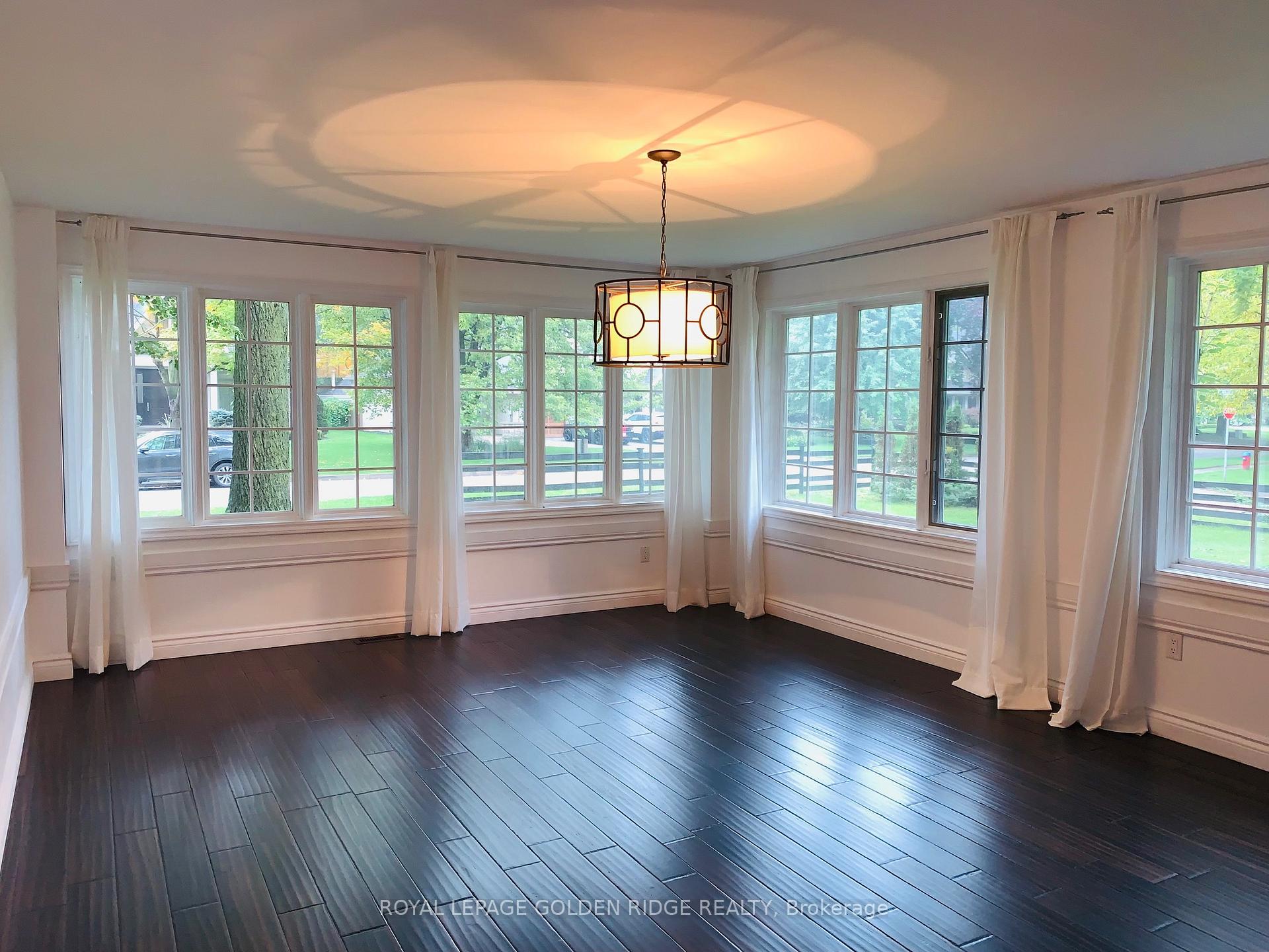 Photo 3 of 121 Castle Crescent, Oakville, Ford — HOMEH