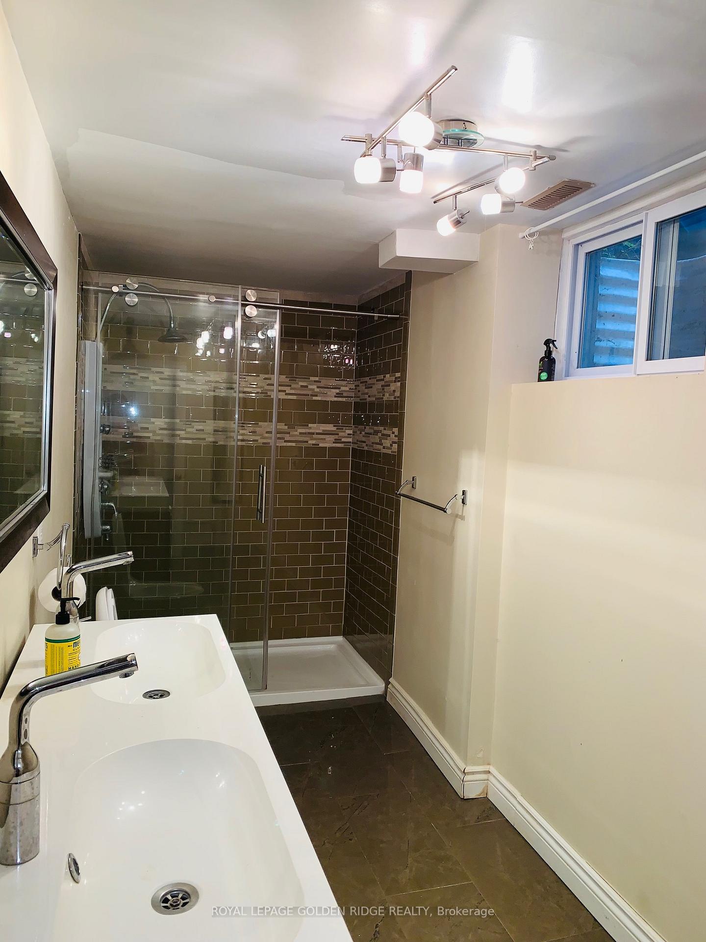 Photo 18 of 121 Castle Crescent, Oakville, Ford — HOMEH