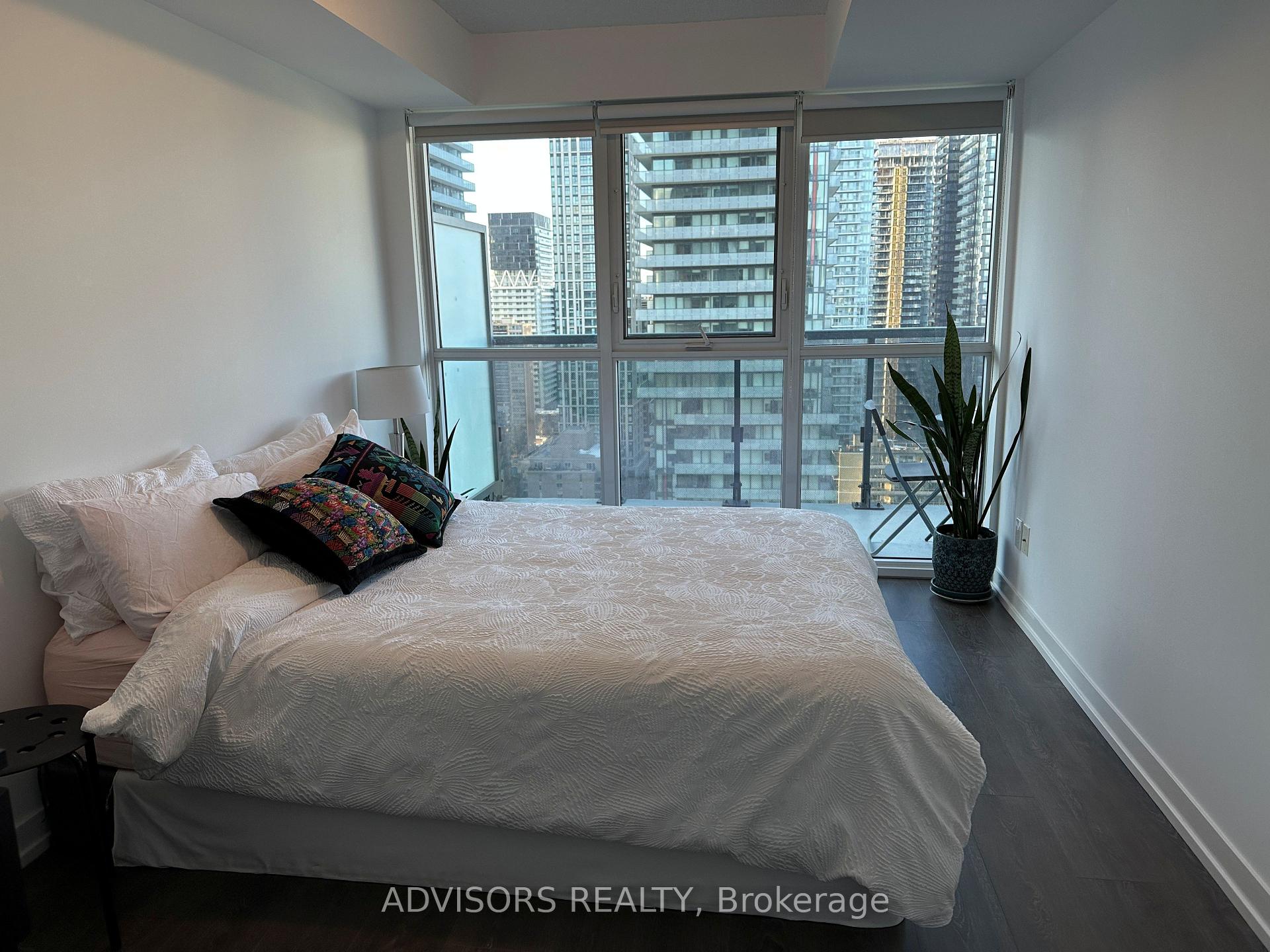 Photo 5 of Unit 2402, 125 Redpath Avenue, Toronto, Mount Pleasant West — HOMEH