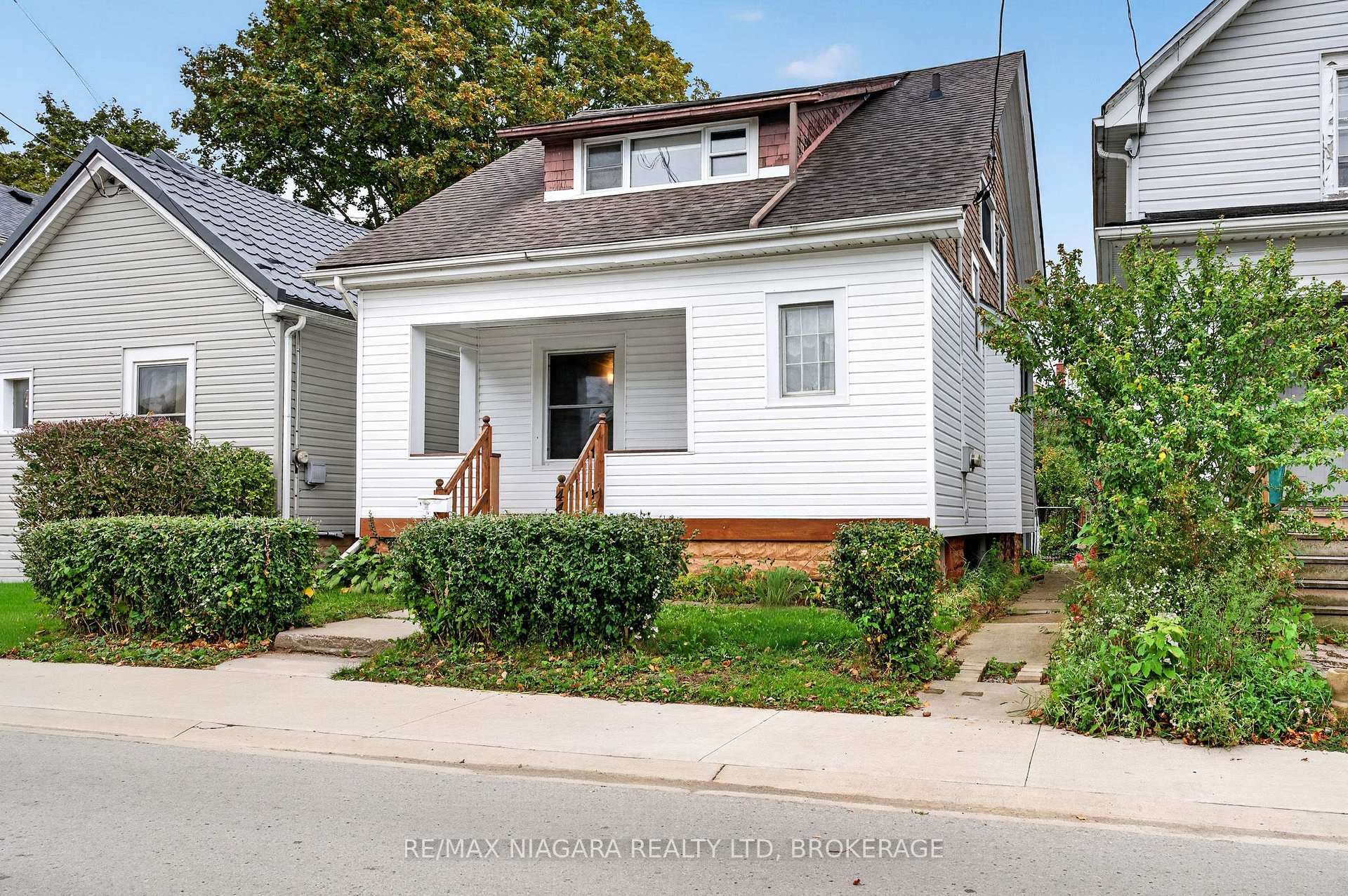 Photo 2 of 44 Lowell Avenue, St. Catharines, Downtown — HOMEH