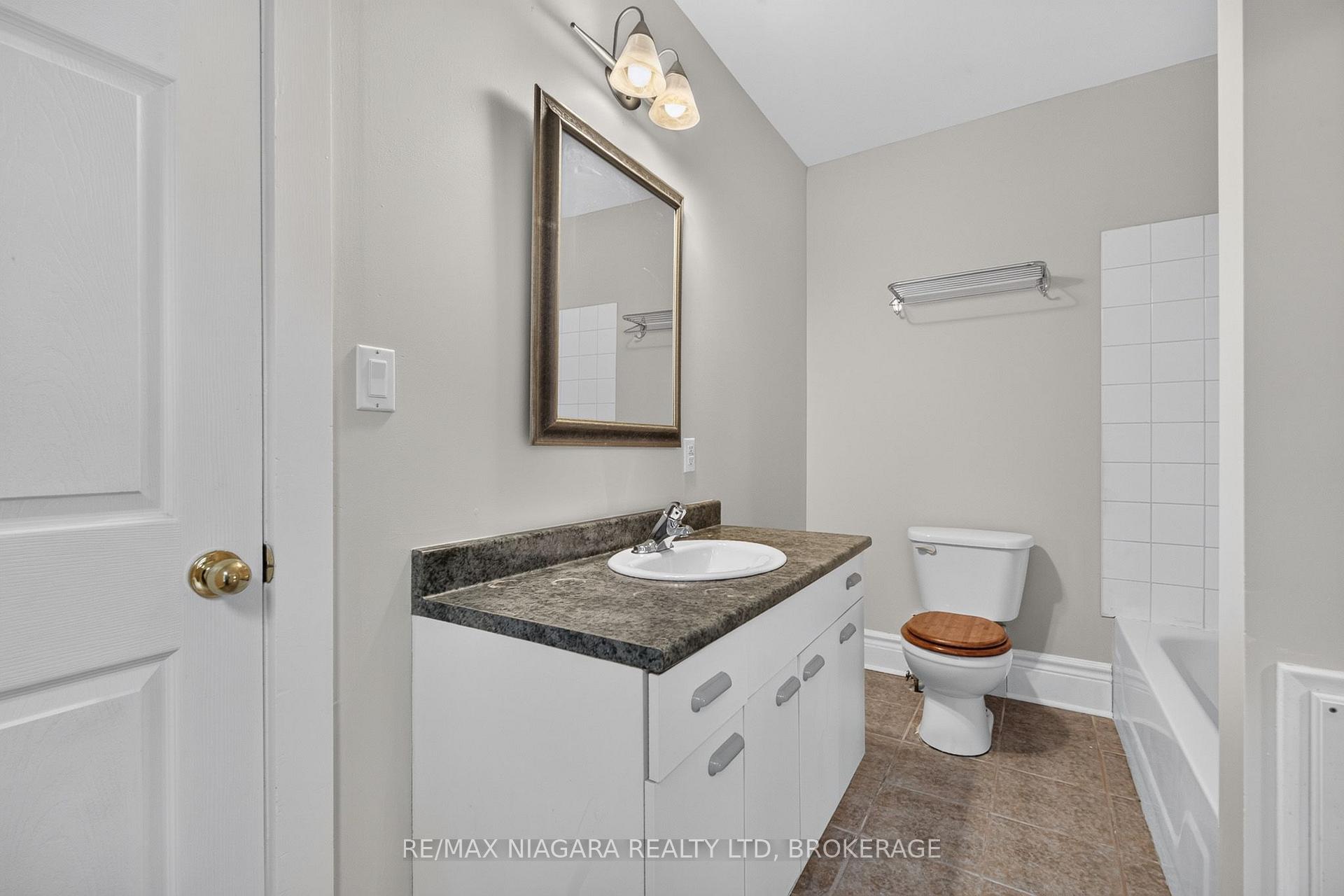 Photo 18 of 44 Lowell Avenue, St. Catharines, Downtown — HOMEH