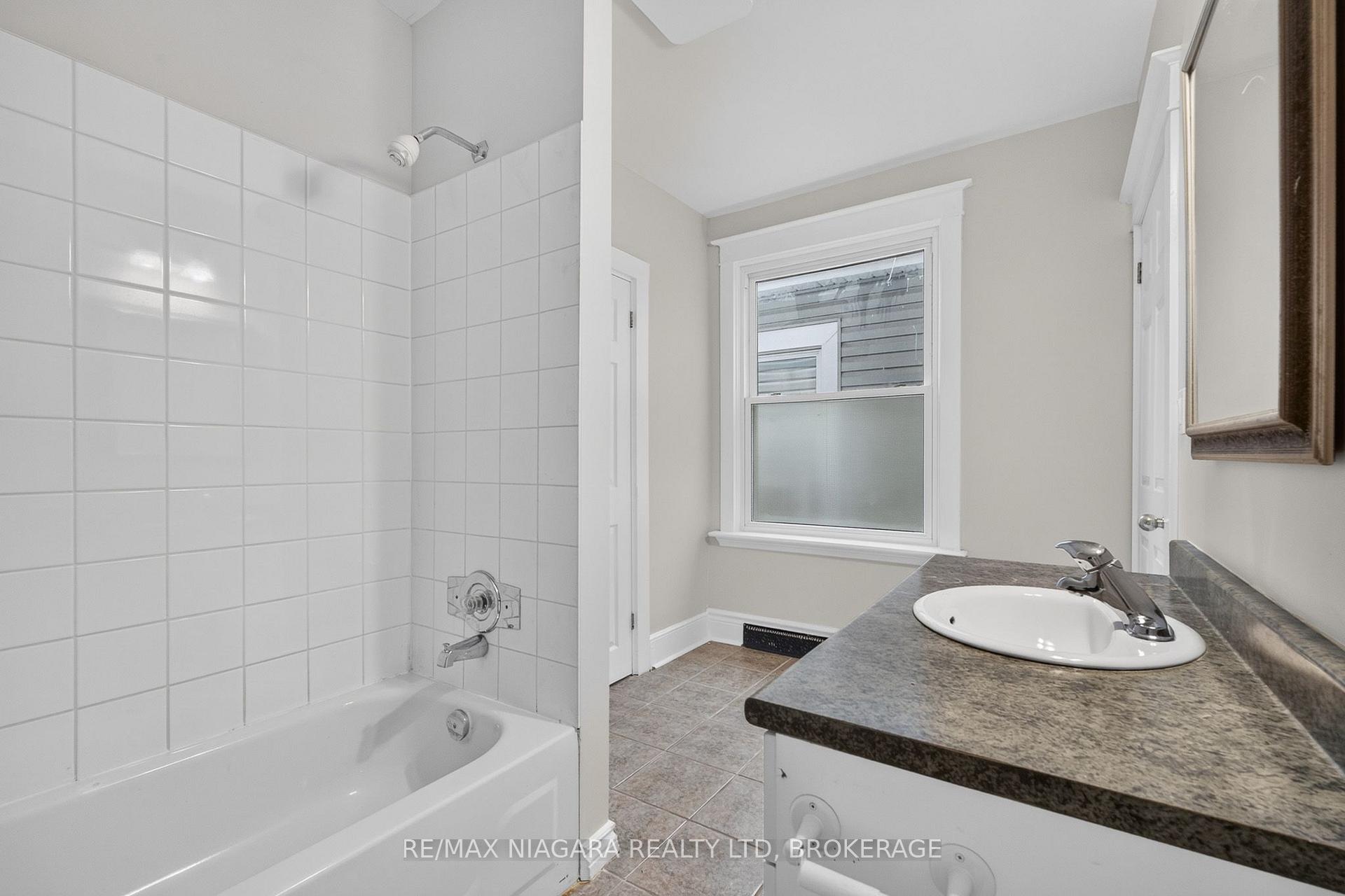 Photo 19 of 44 Lowell Avenue, St. Catharines, Downtown — HOMEH