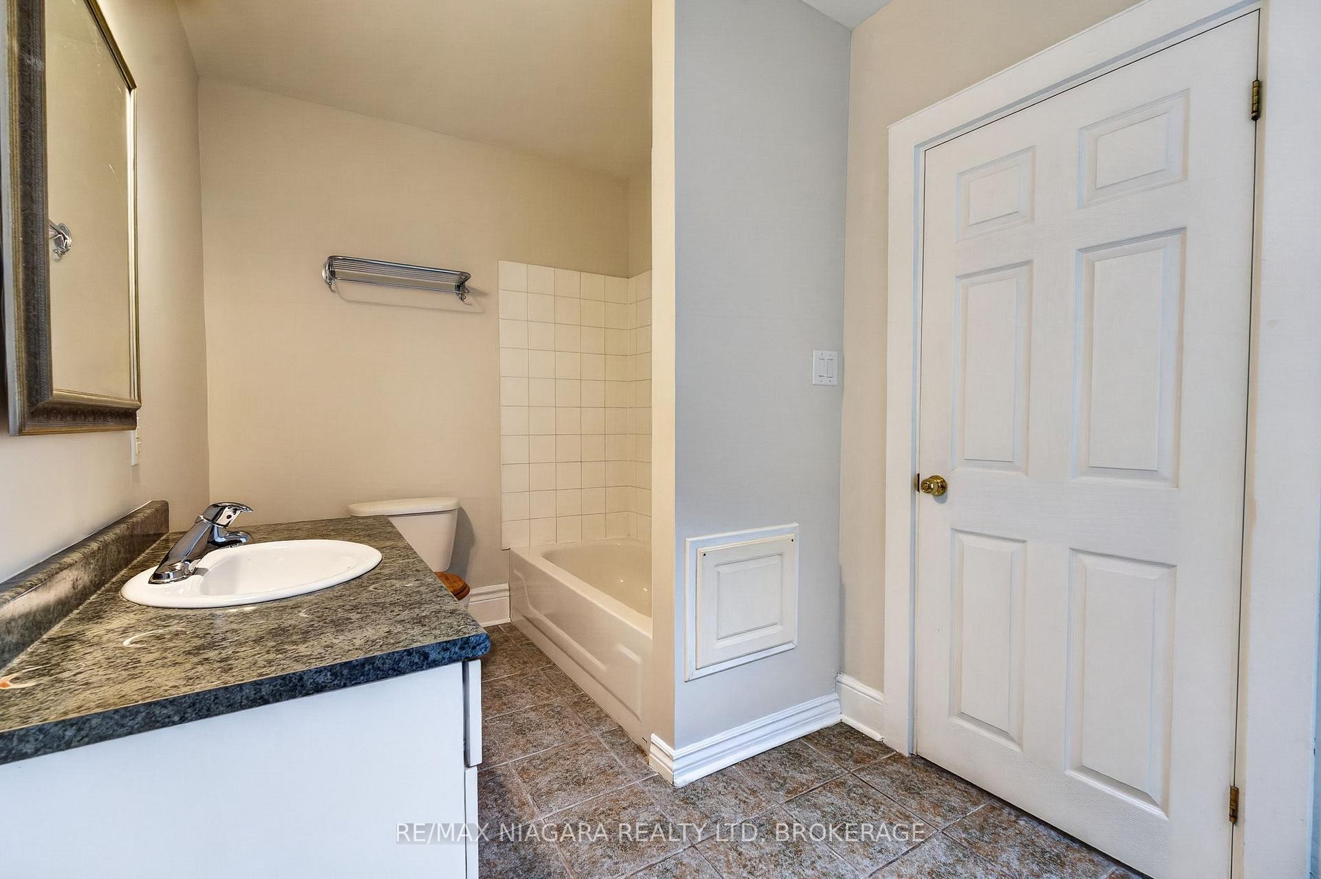 Photo 20 of 44 Lowell Avenue, St. Catharines, Downtown — HOMEH