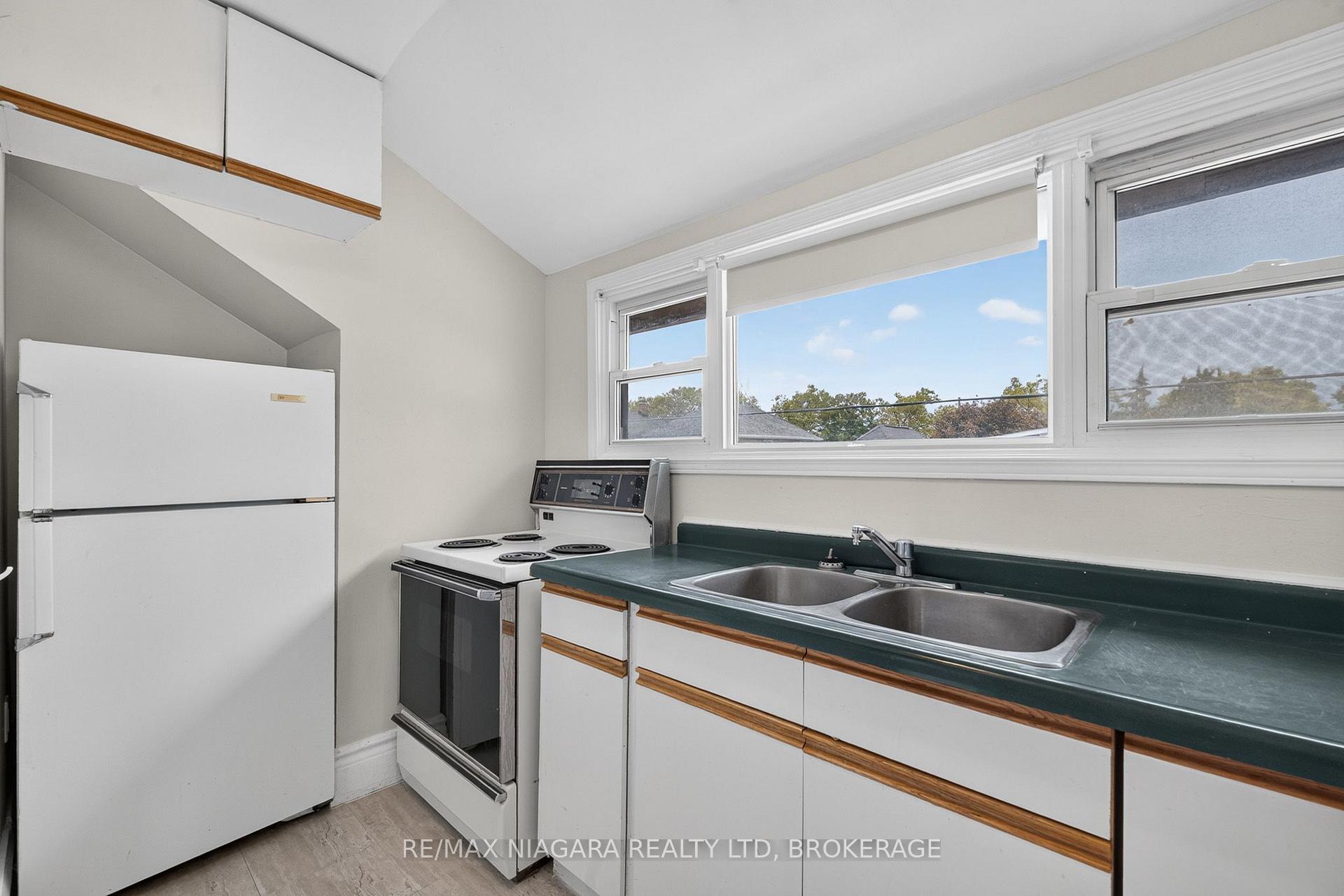 Photo 33 of 44 Lowell Avenue, St. Catharines, Downtown — HOMEH