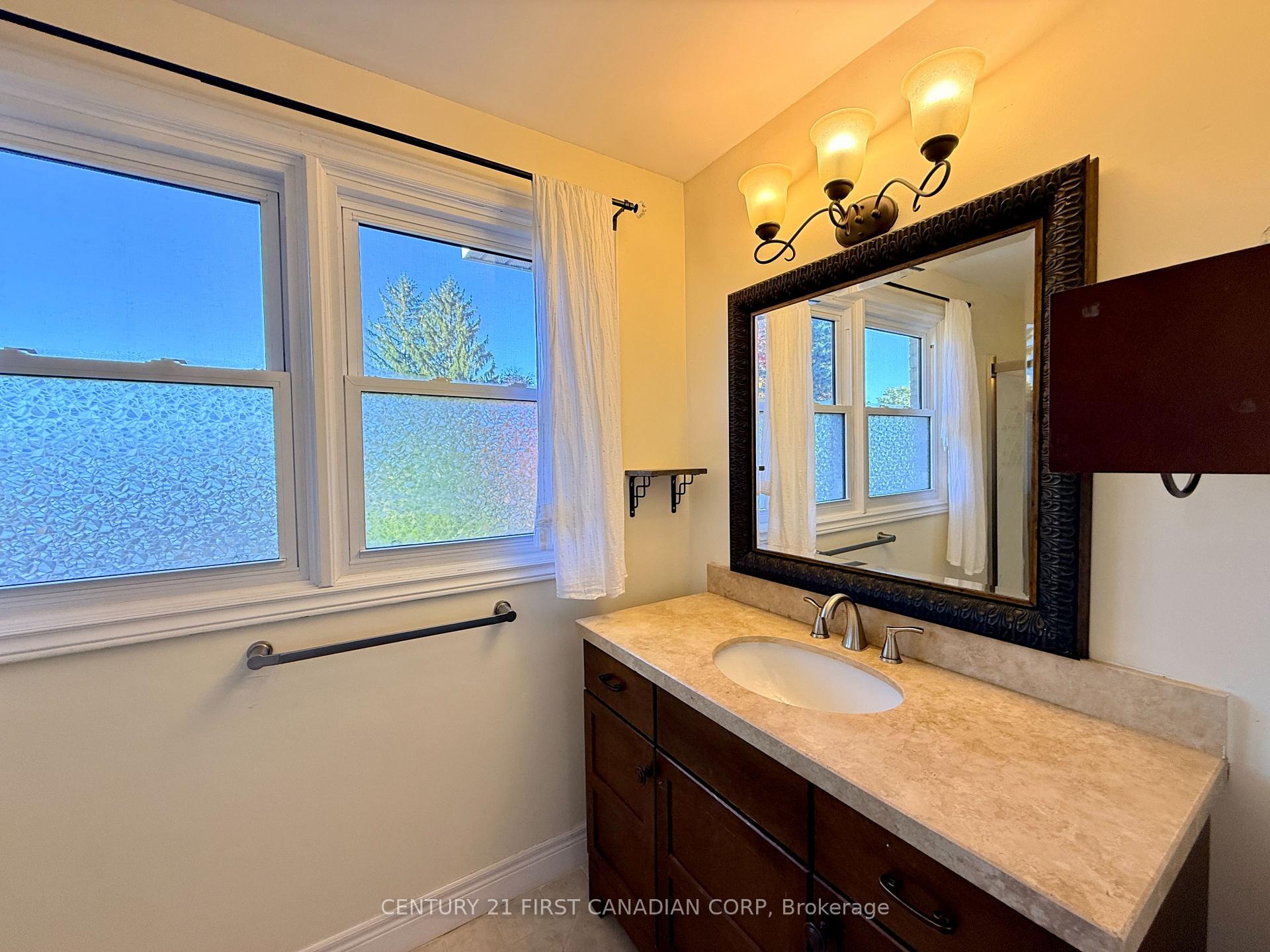 Photo 22 of 26 Colonial Crescent, London, North M — HOMEH