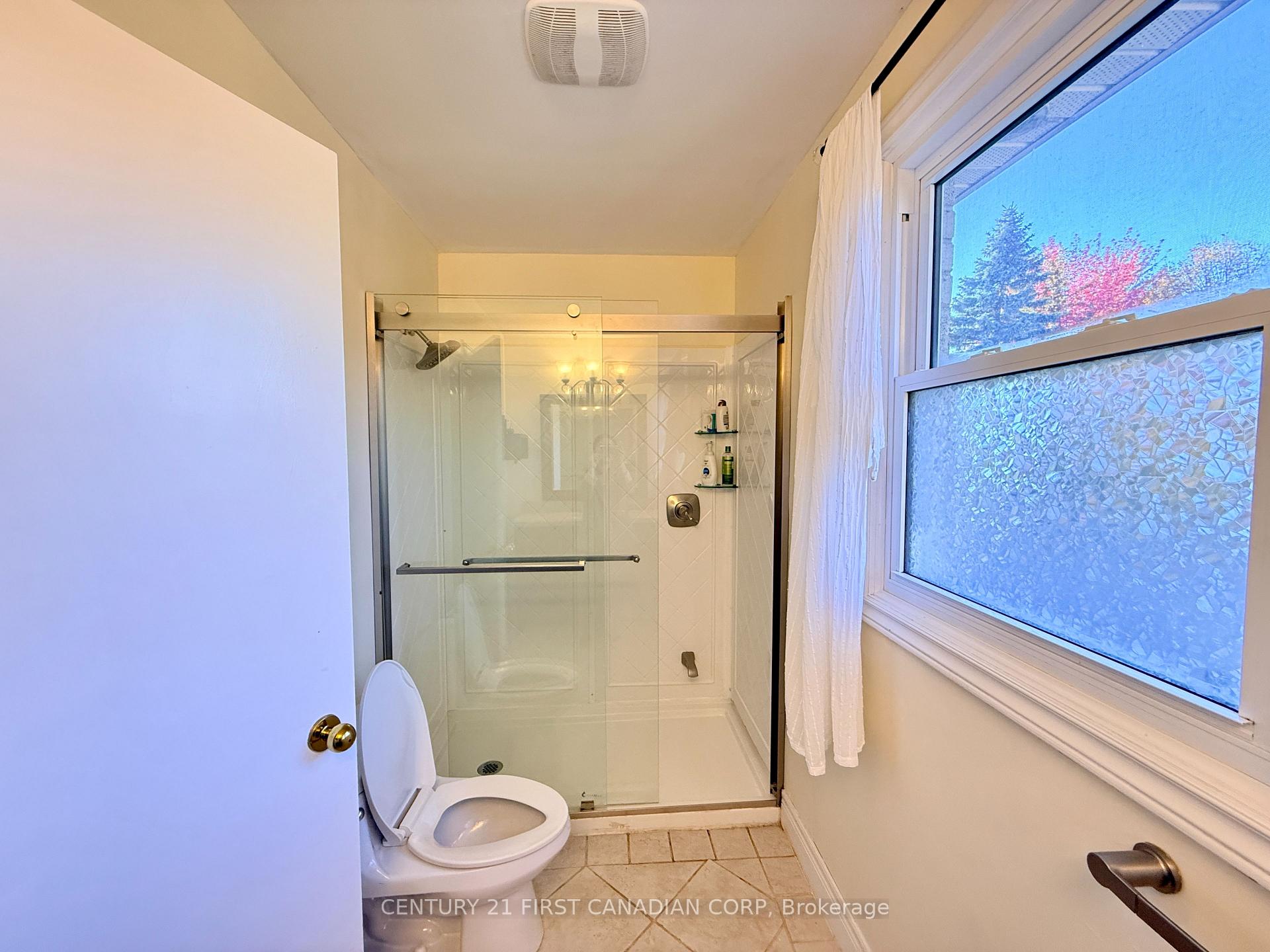 Photo 23 of 26 Colonial Crescent, London, North M — HOMEH