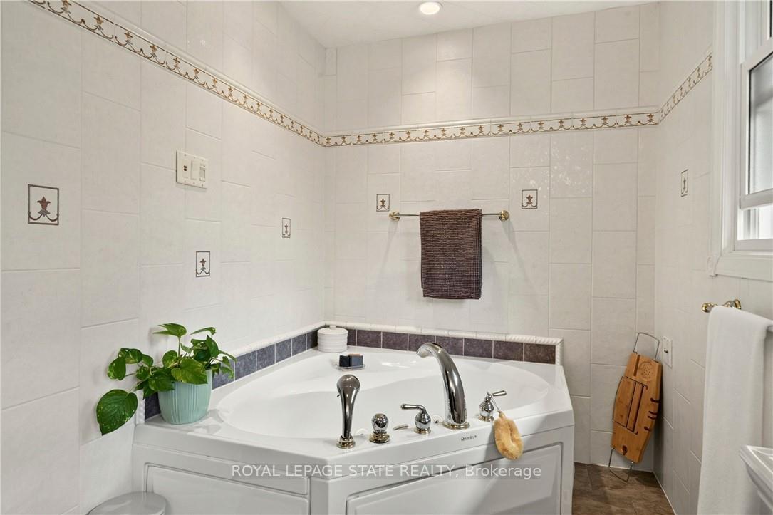 Photo 27 of 29 Woodside Drive, Hamilton, Sherwood — HOMEH
