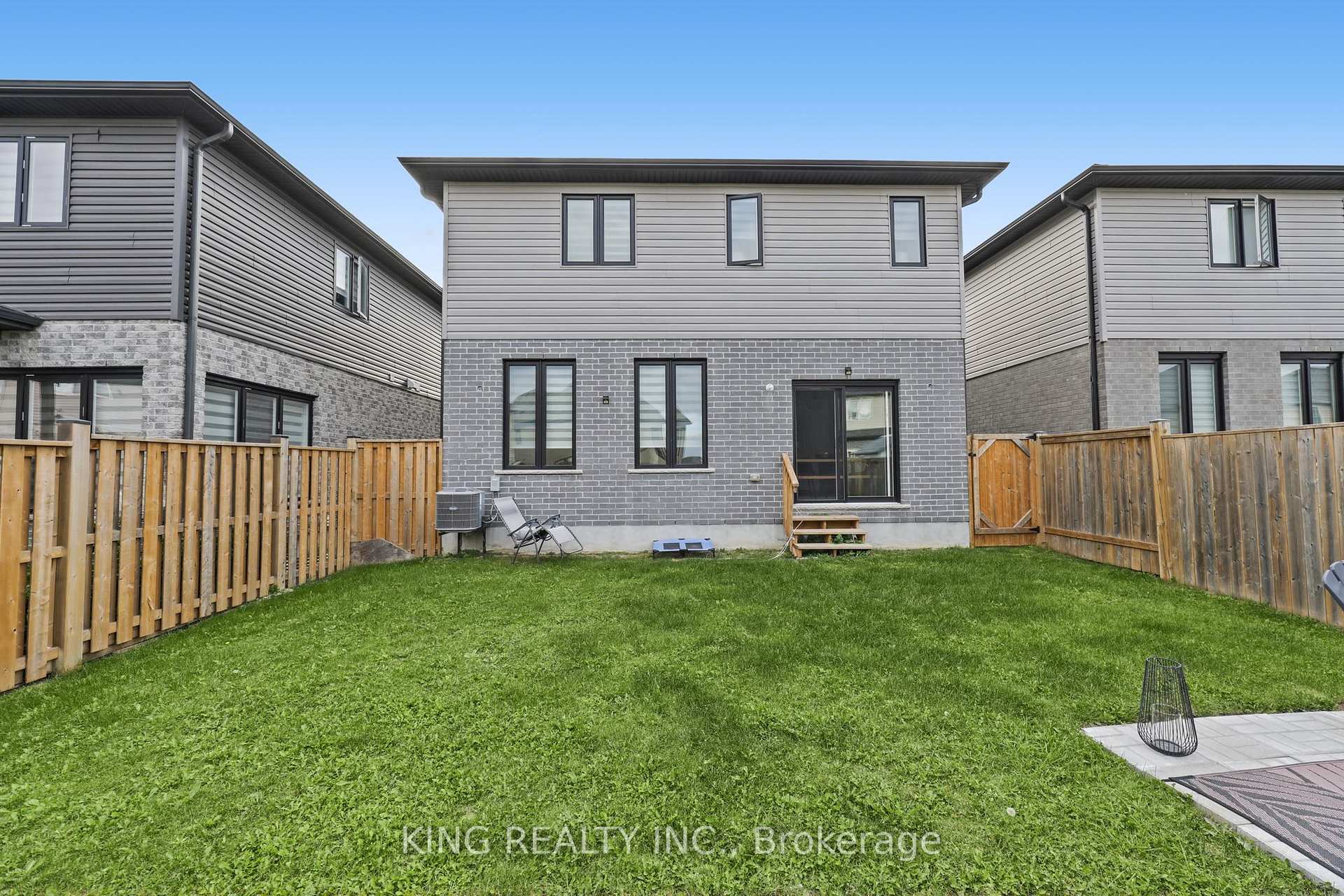 Photo 4 of 3342 David Milne Way, London, South W — HOMEH