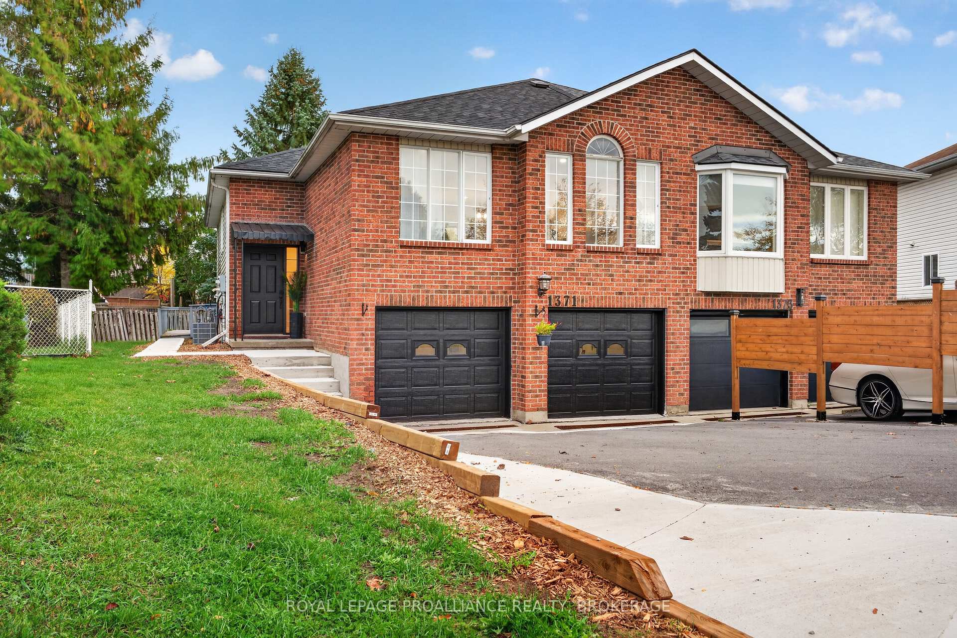 Front of 1371 Brackenwood Crescent