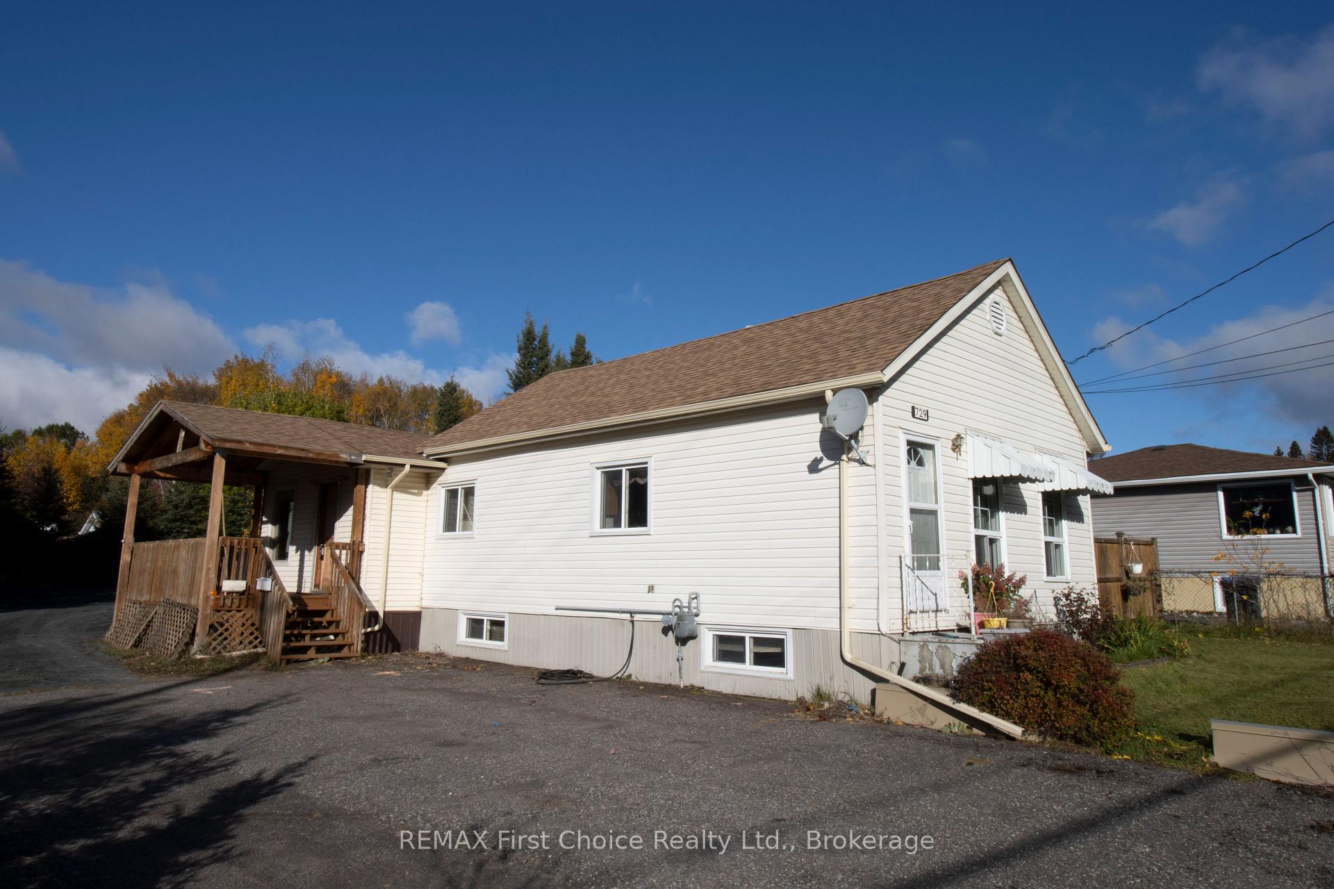 Photo 2 of 729 Hodder Avenue, Thunder Bay, Current River — HOMEH