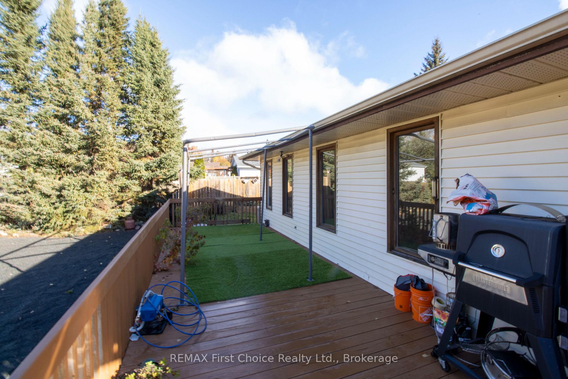 Photo 3 of 729 Hodder Avenue, Thunder Bay, Current River — HOMEH