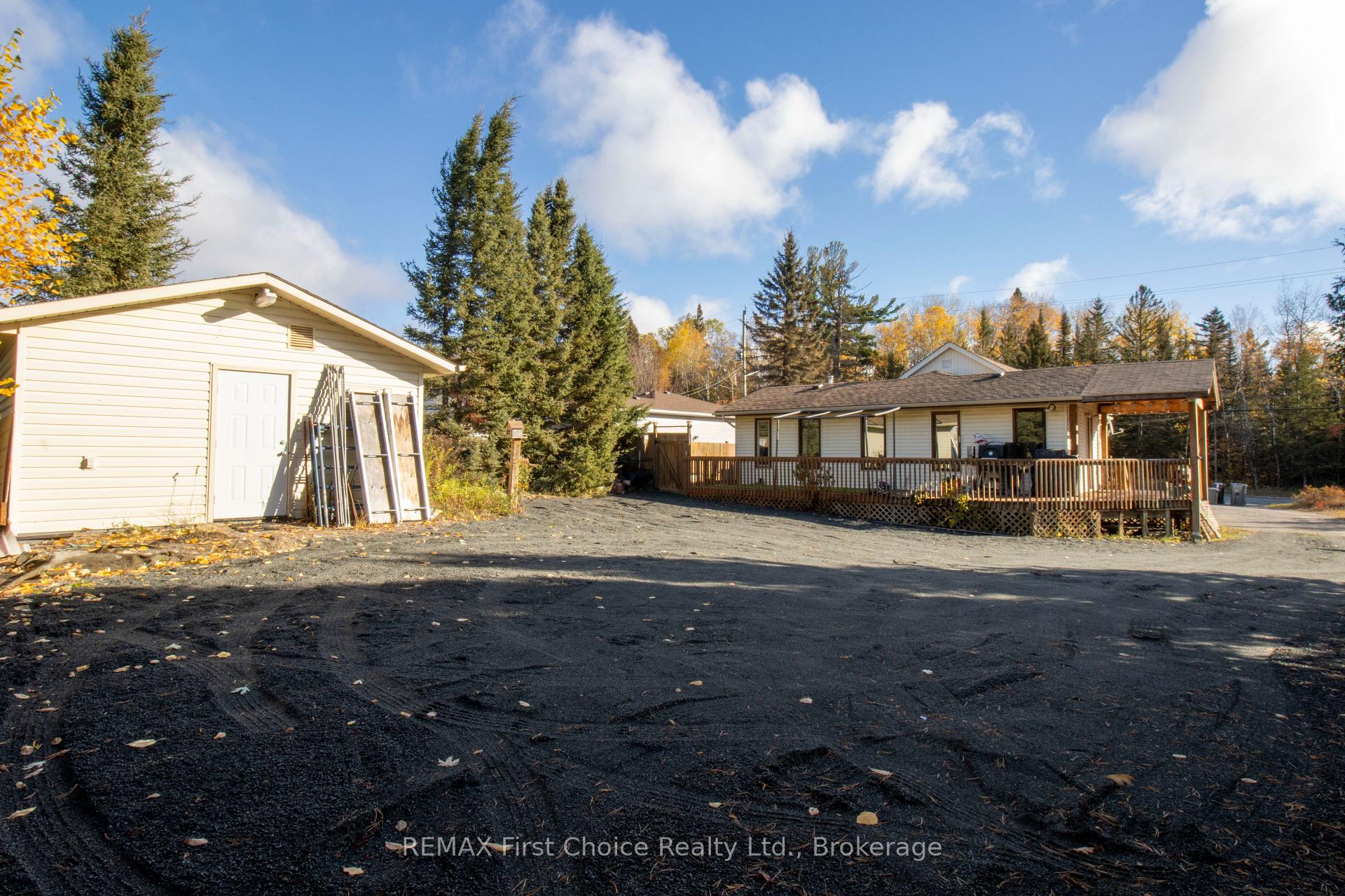 Photo 4 of 729 Hodder Avenue, Thunder Bay, Current River — HOMEH