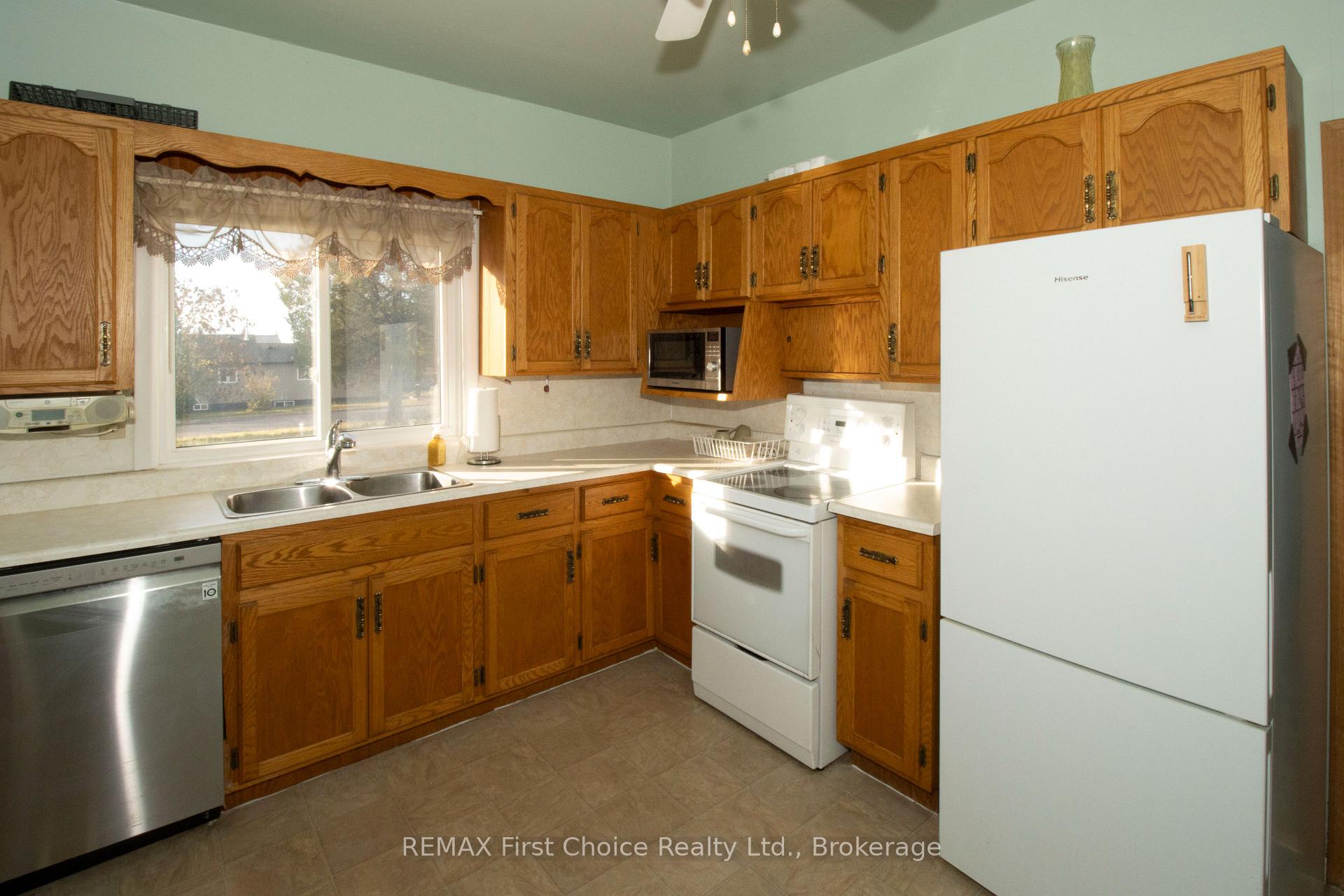 Photo 10 of 729 Hodder Avenue, Thunder Bay, Current River — HOMEH
