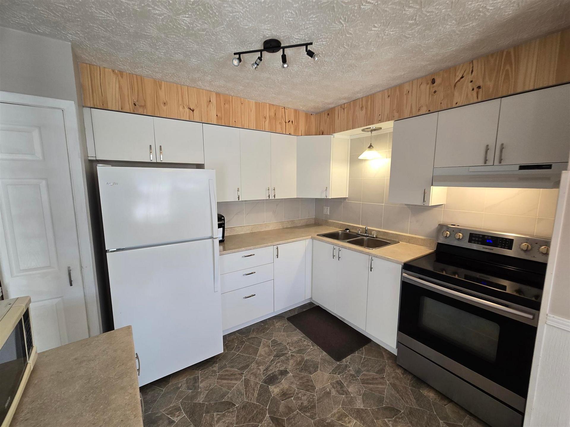 Photo 2 of 8 Bailey Lane, Elliot Lake — HOMEH