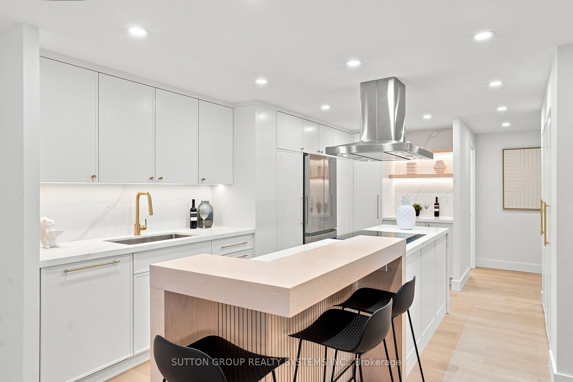 Photo 2 of Unit 1504, 812 Burnhamthorpe Road, Etobicoke, Markland Wood — HOMEH