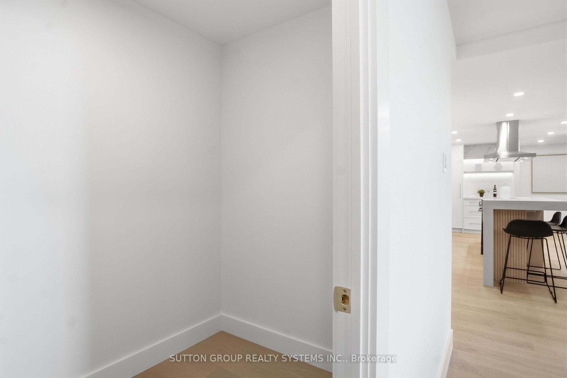 Photo 10 of Unit 1504, 812 Burnhamthorpe Road, Etobicoke, Markland Wood — HOMEH