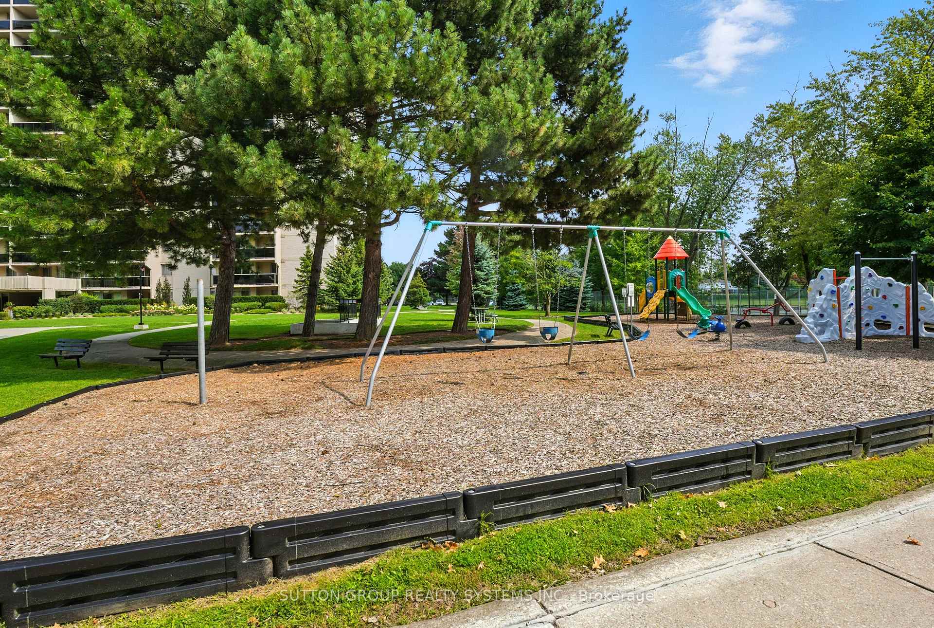 Photo 37 of Unit 1504, 812 Burnhamthorpe Road, Etobicoke, Markland Wood — HOMEH