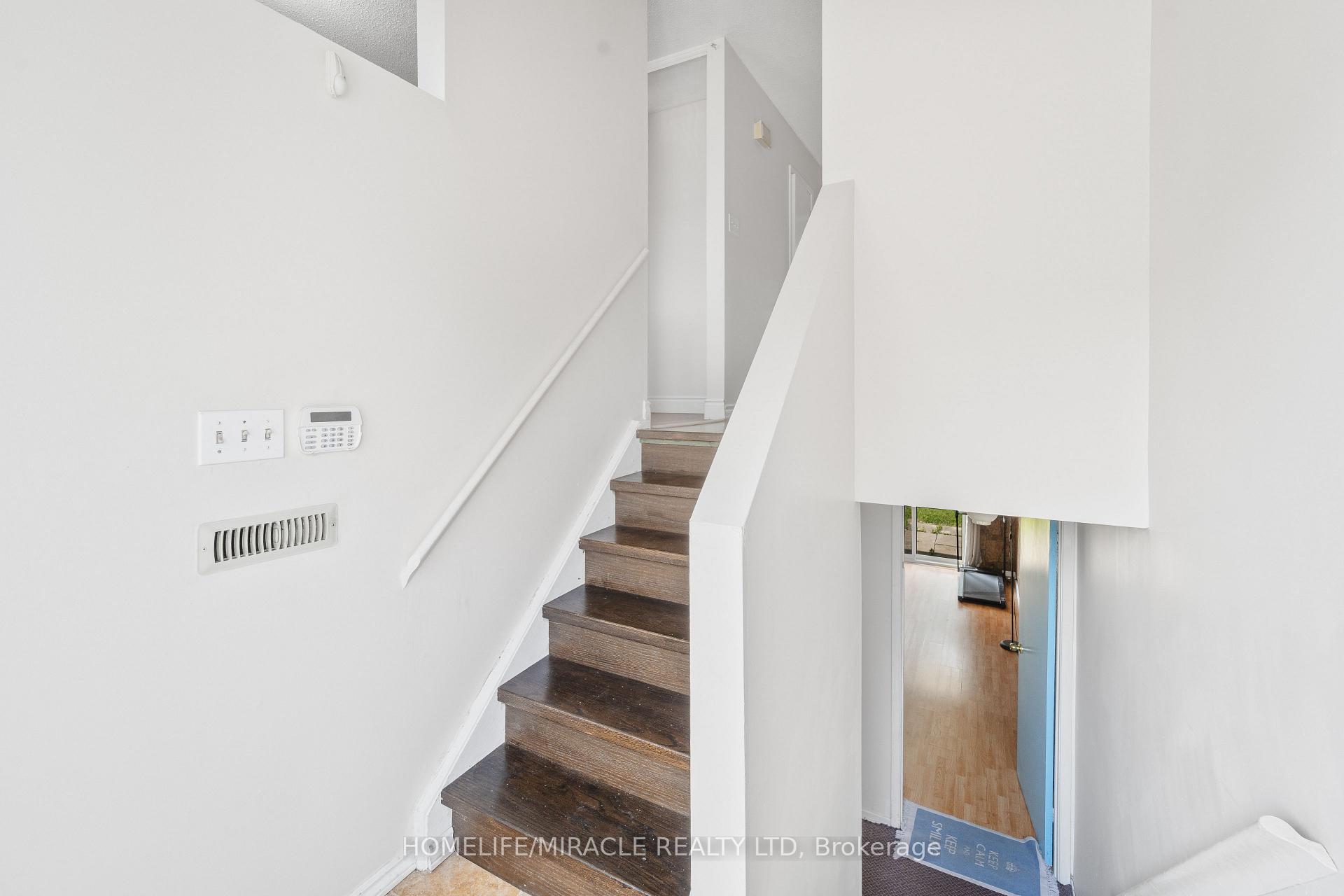 Photo 4 of 45 Lincoln Court, Brampton, Bramalea West Industrial — HOMEH