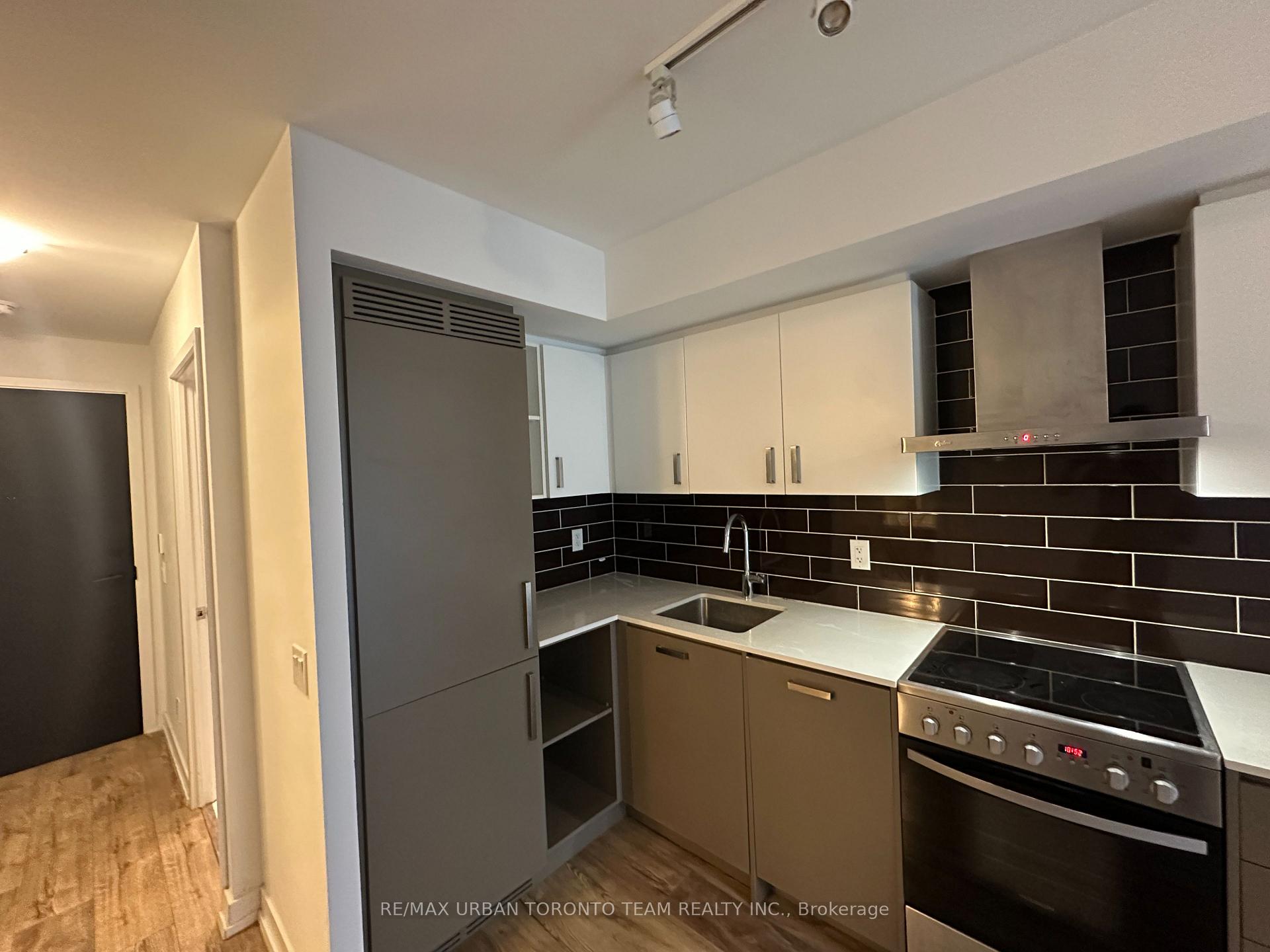 Photo 4 of Unit 707, 125 Redpath Avenue, Toronto, Mount Pleasant West — HOMEH