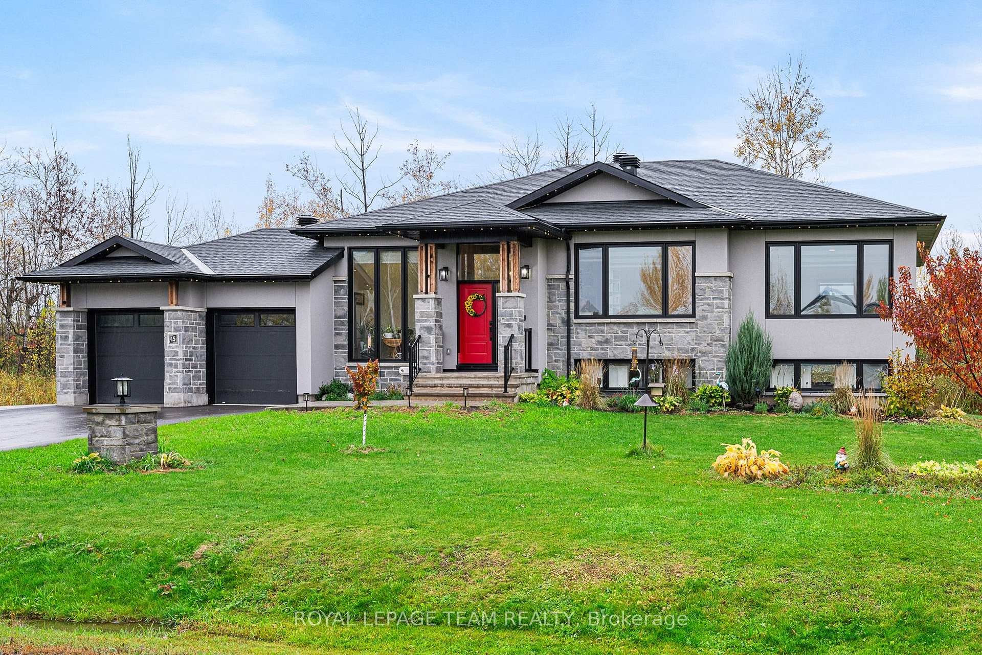 Front of 15 Rideau Crossing Crescent