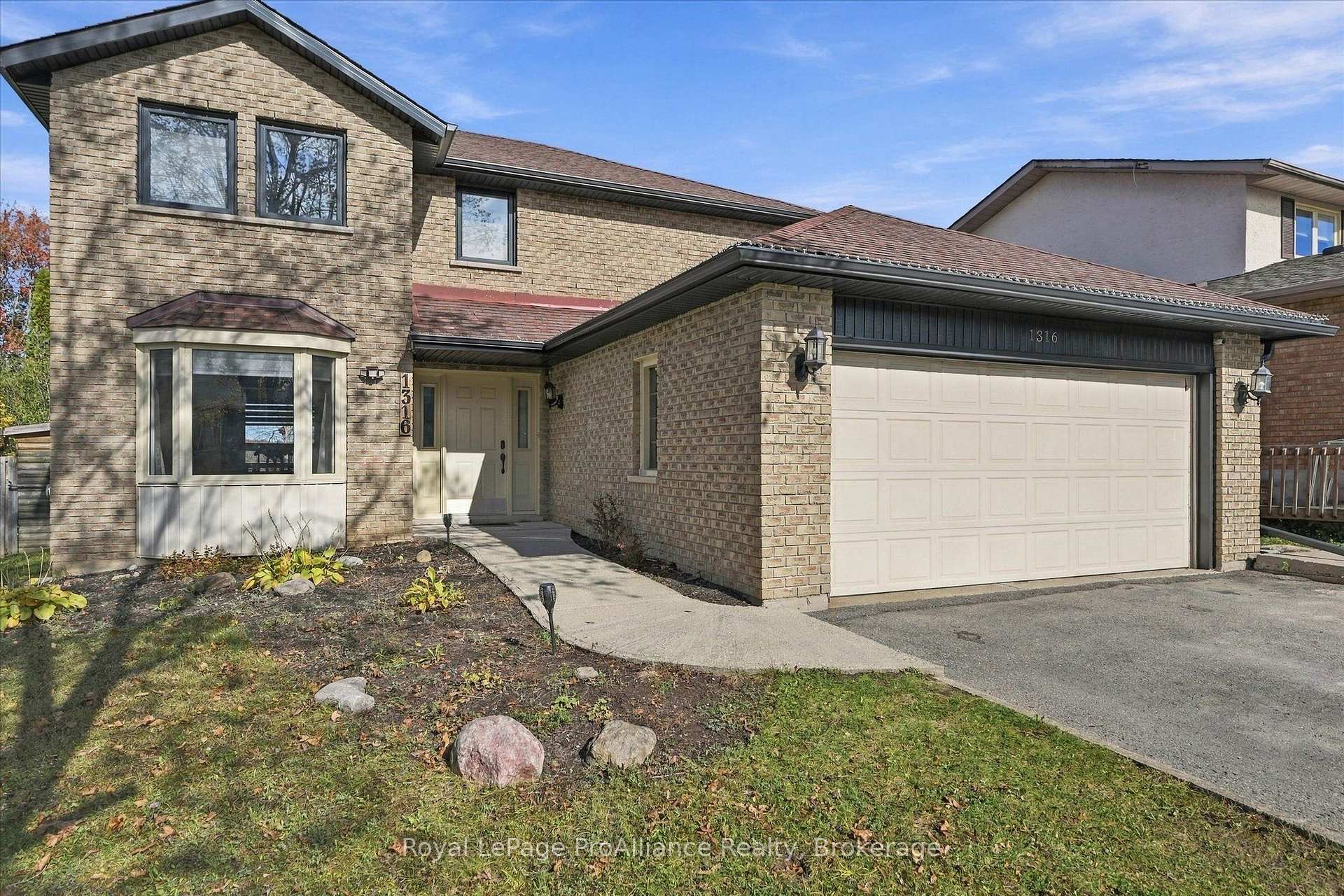 Photo 3 of 1316 Scollard Drive, Peterborough, Ashburnham Ward 4 — HOMEH