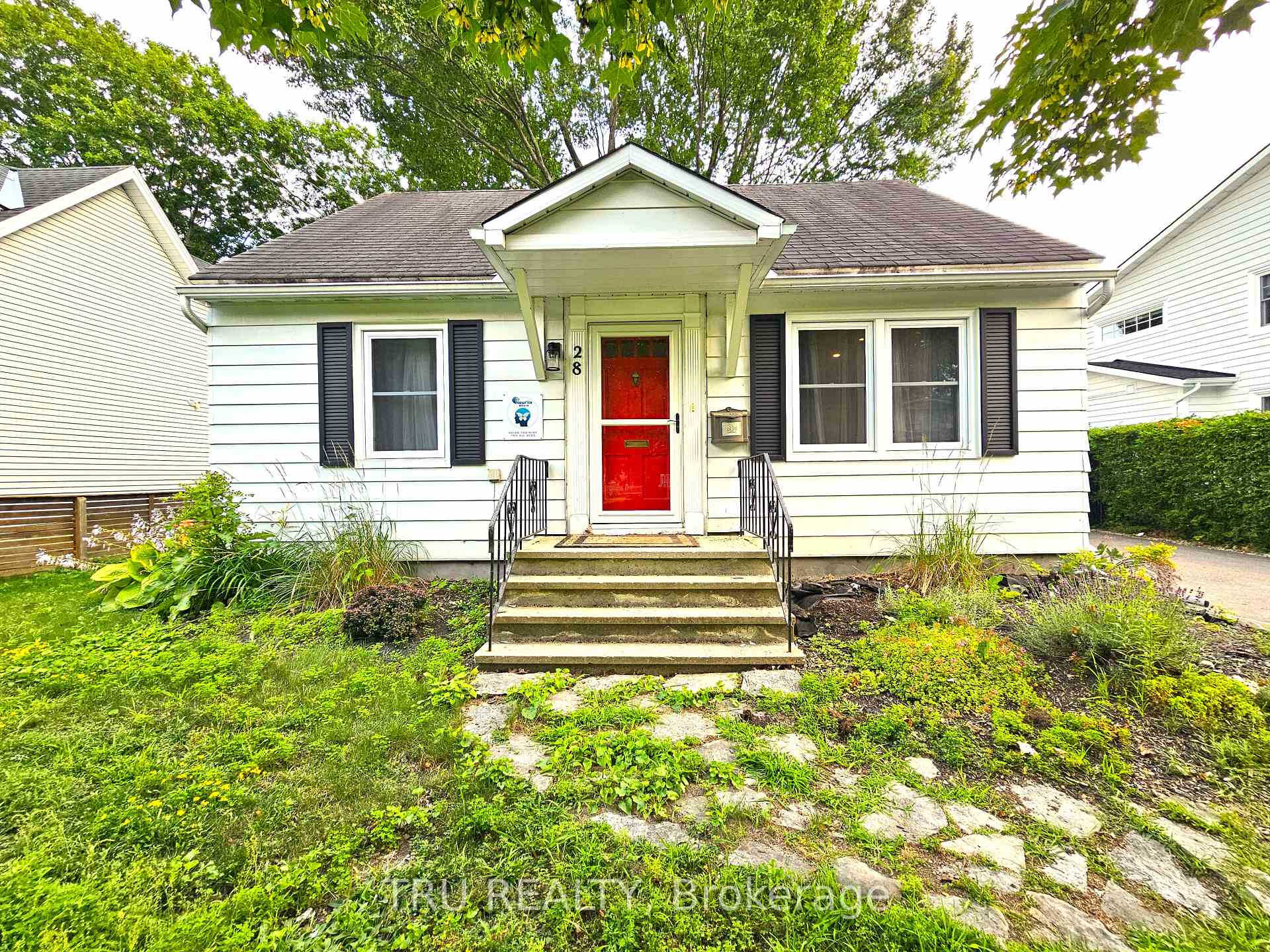 Photo 1 of 28 Arundel Avenue, Ottawa, Manor Park — HOMEH