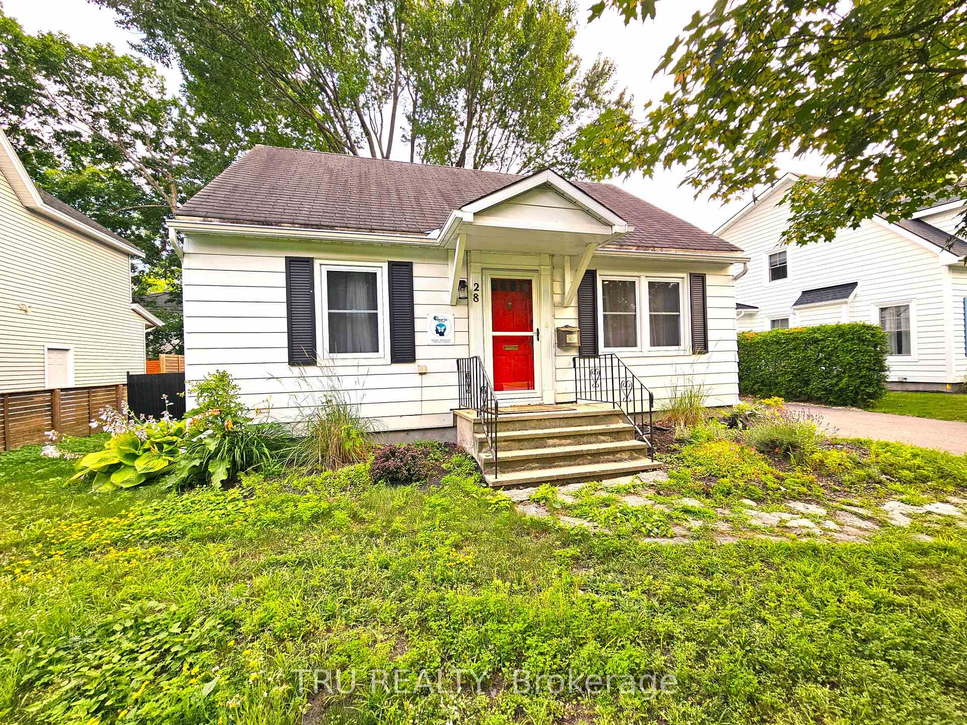 Photo 2 of 28 Arundel Avenue, Ottawa, Manor Park — HOMEH