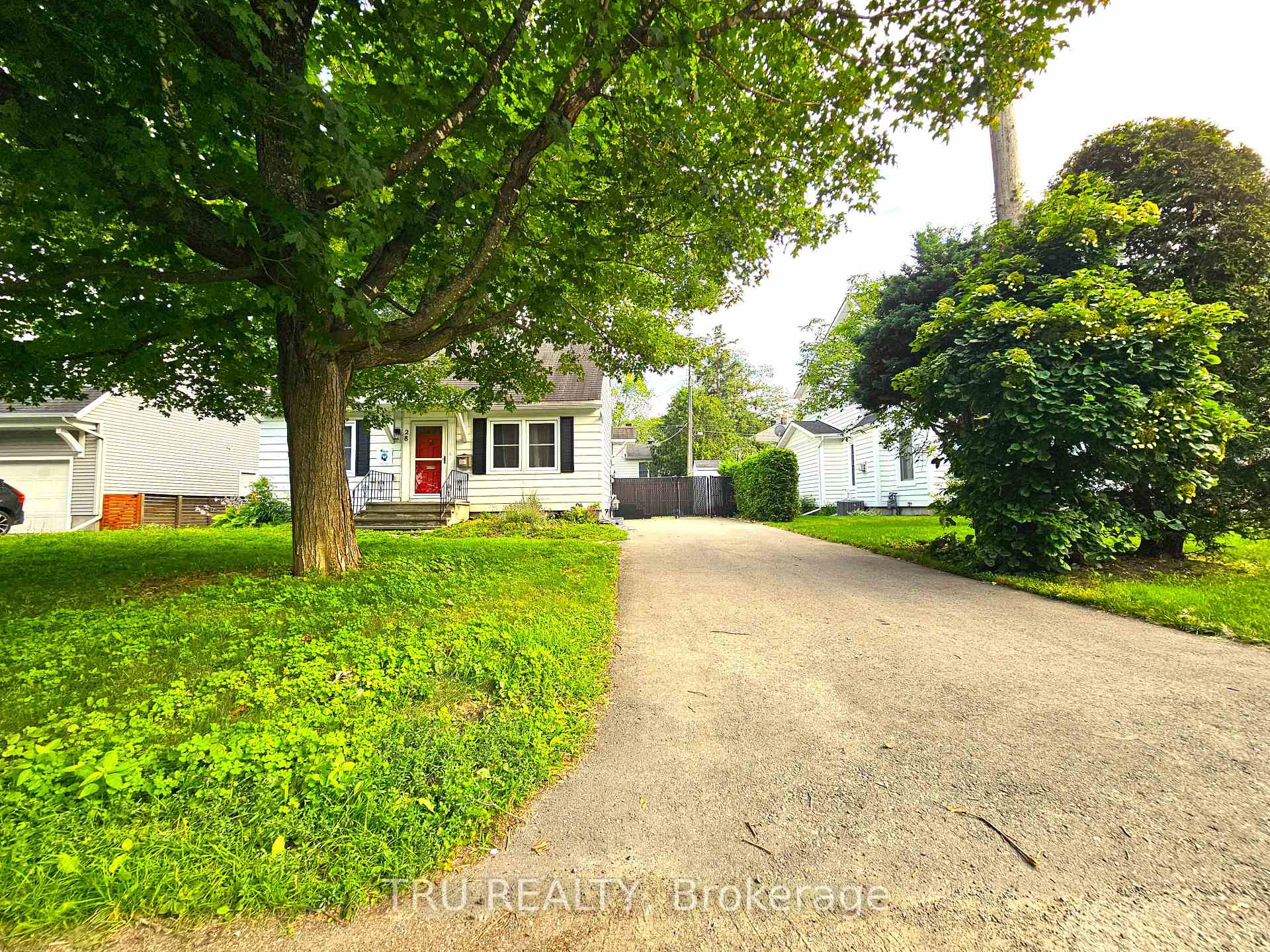 Photo 3 of 28 Arundel Avenue, Ottawa, Manor Park — HOMEH