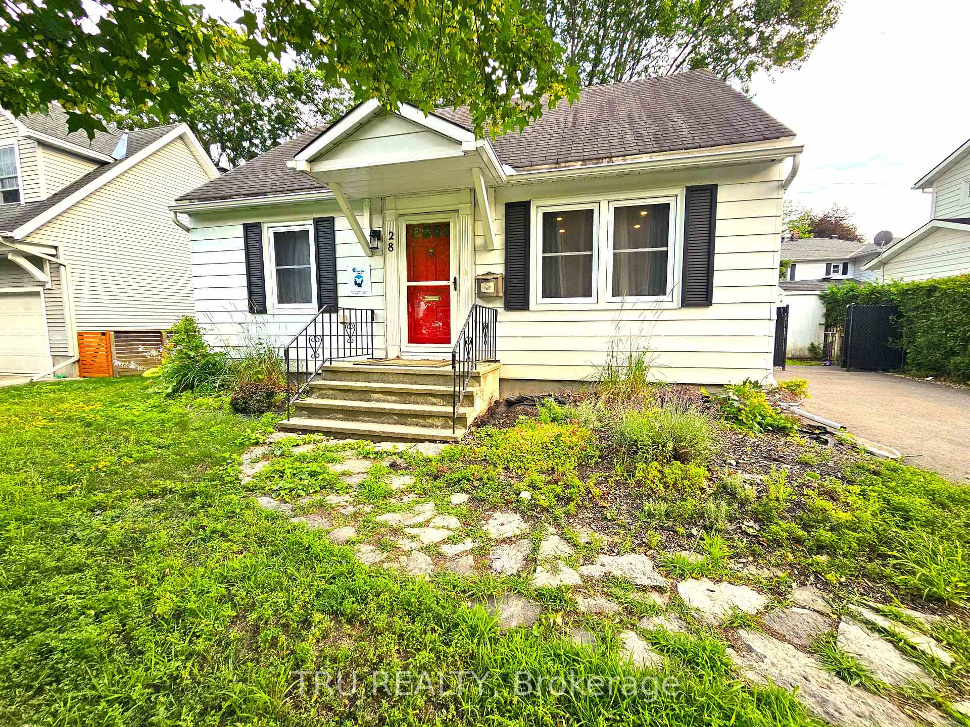 Photo 4 of 28 Arundel Avenue, Ottawa, Manor Park — HOMEH
