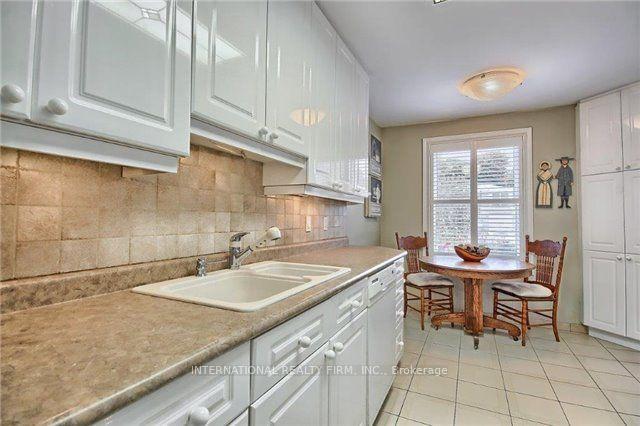 Photo 3 of 333 Dixon Boulevard, Newmarket, Central Newmarket — HOMEH