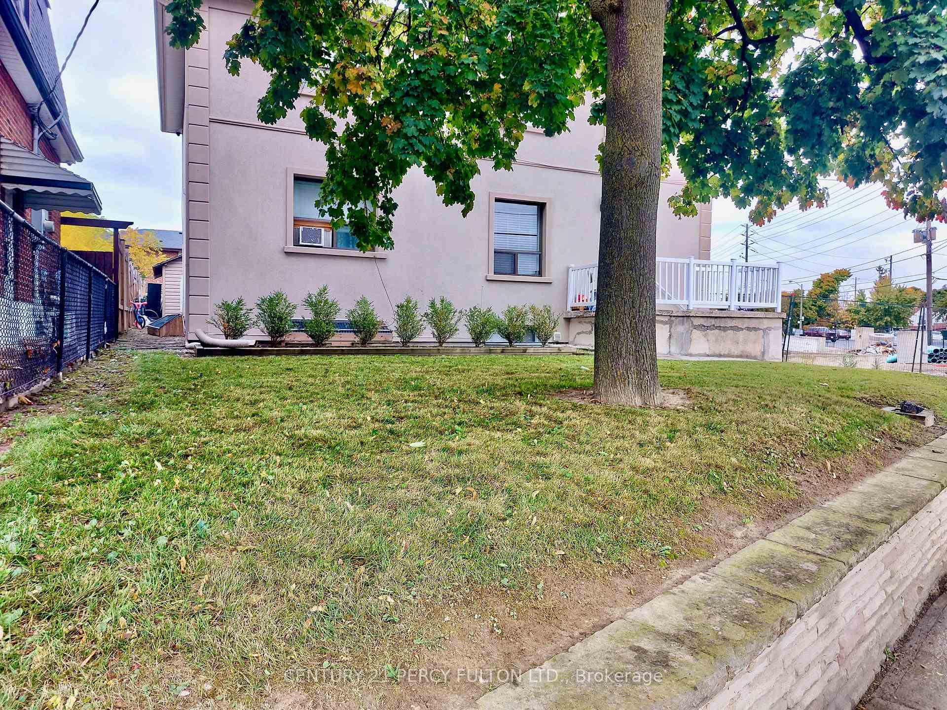Photo 1 of Unit 2, 952 Scarlett Road, Etobicoke, Humber Heights — HOMEH